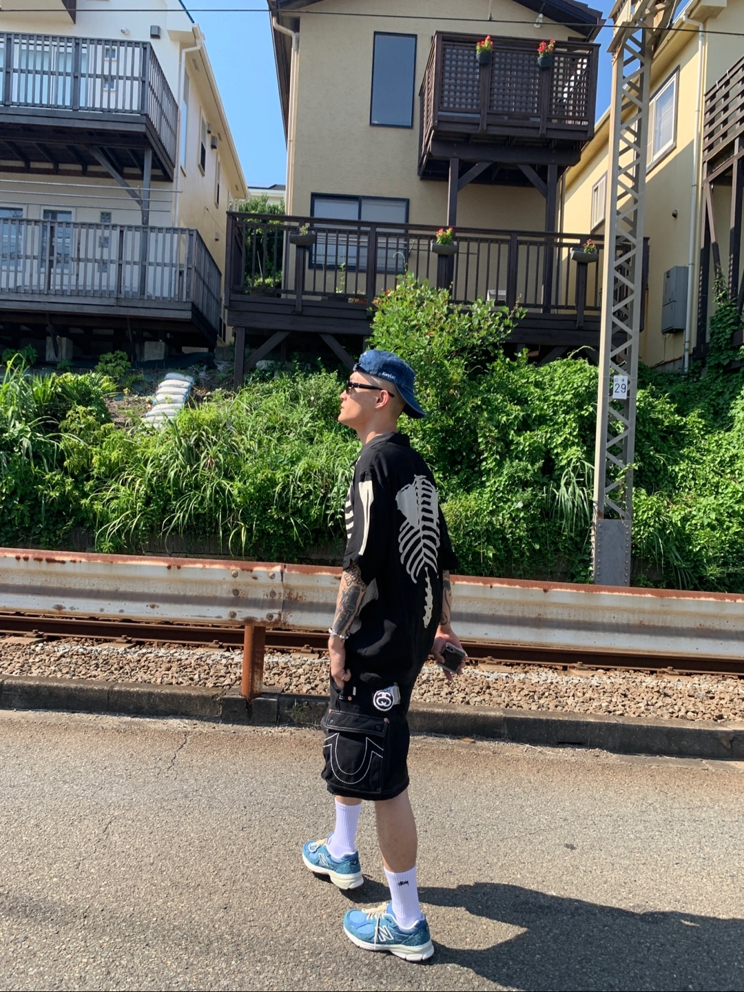 Kapital Silk Rayon Bone Aloha Shirt Black, Stussy SS Link Beaded Ball Keychain Black 착용 스타일