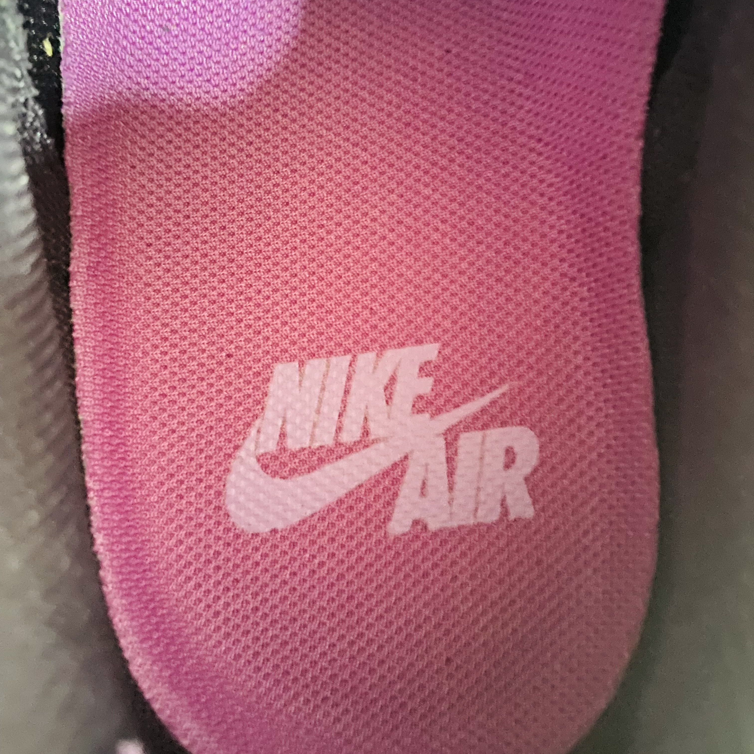 Nike Air Force 1 Retro Seoul Black and Sequoia, Stussy Metal Bent Crown Keychain Silver 착용 스타일 - 3
