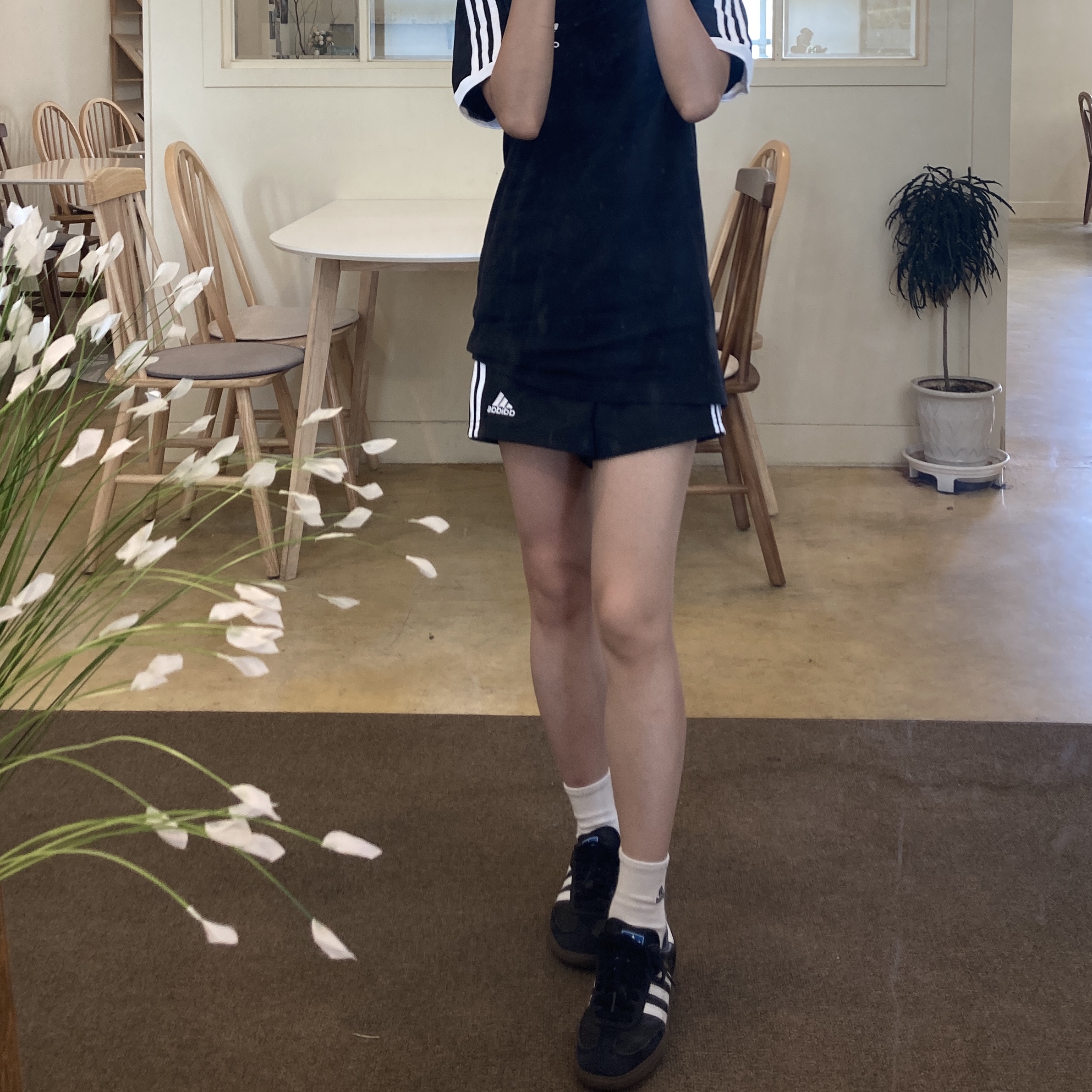 (W) Adidas 3-Stripes Woven Shorts Black - KR Sizing, Adidas Adicolor Classics 3-Stripes T-Shirt Black - KR Sizing 착용 스타일 - 2