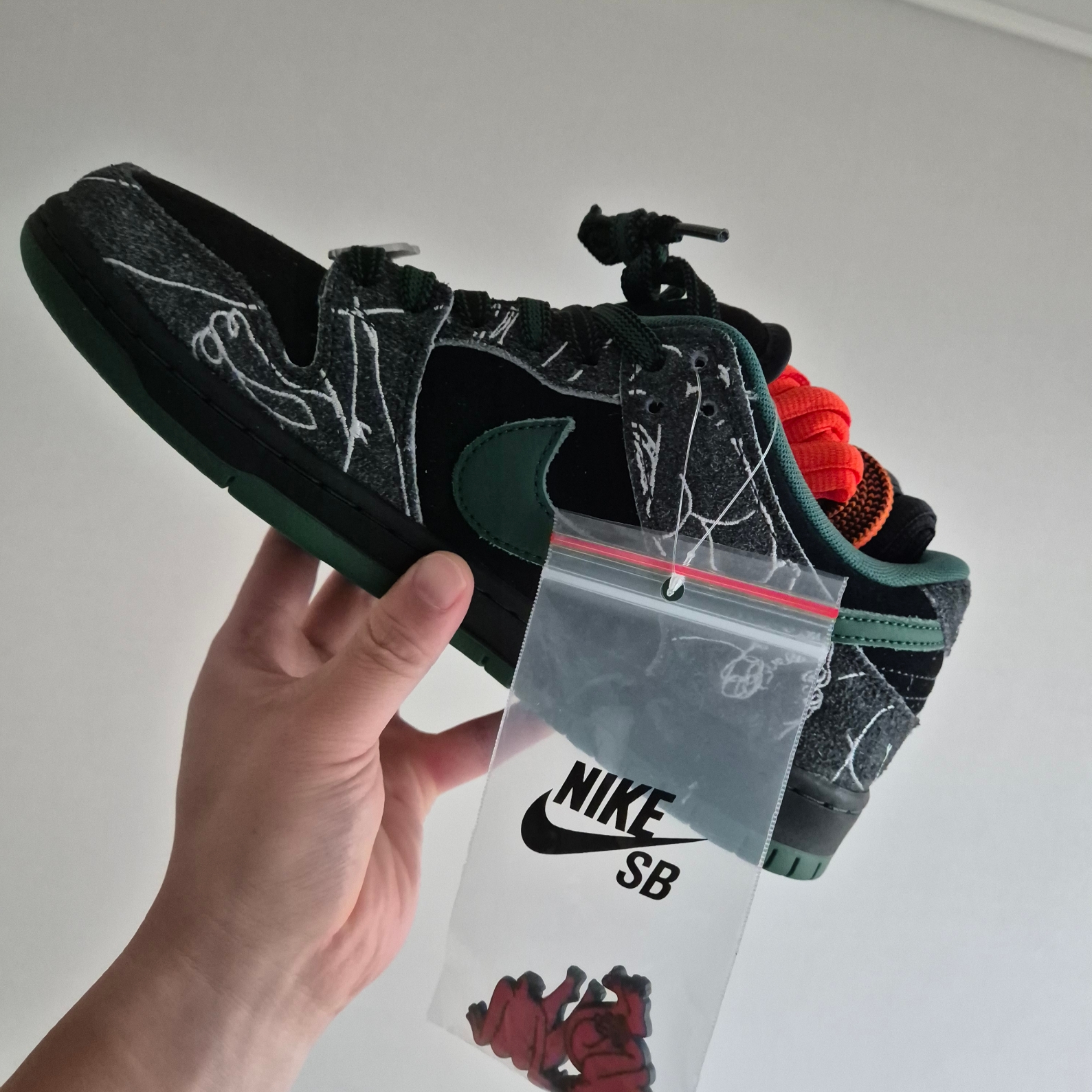 Nike x There SB Dunk Low Pro Anthracite and Gorge Green 착용 스타일 - 2