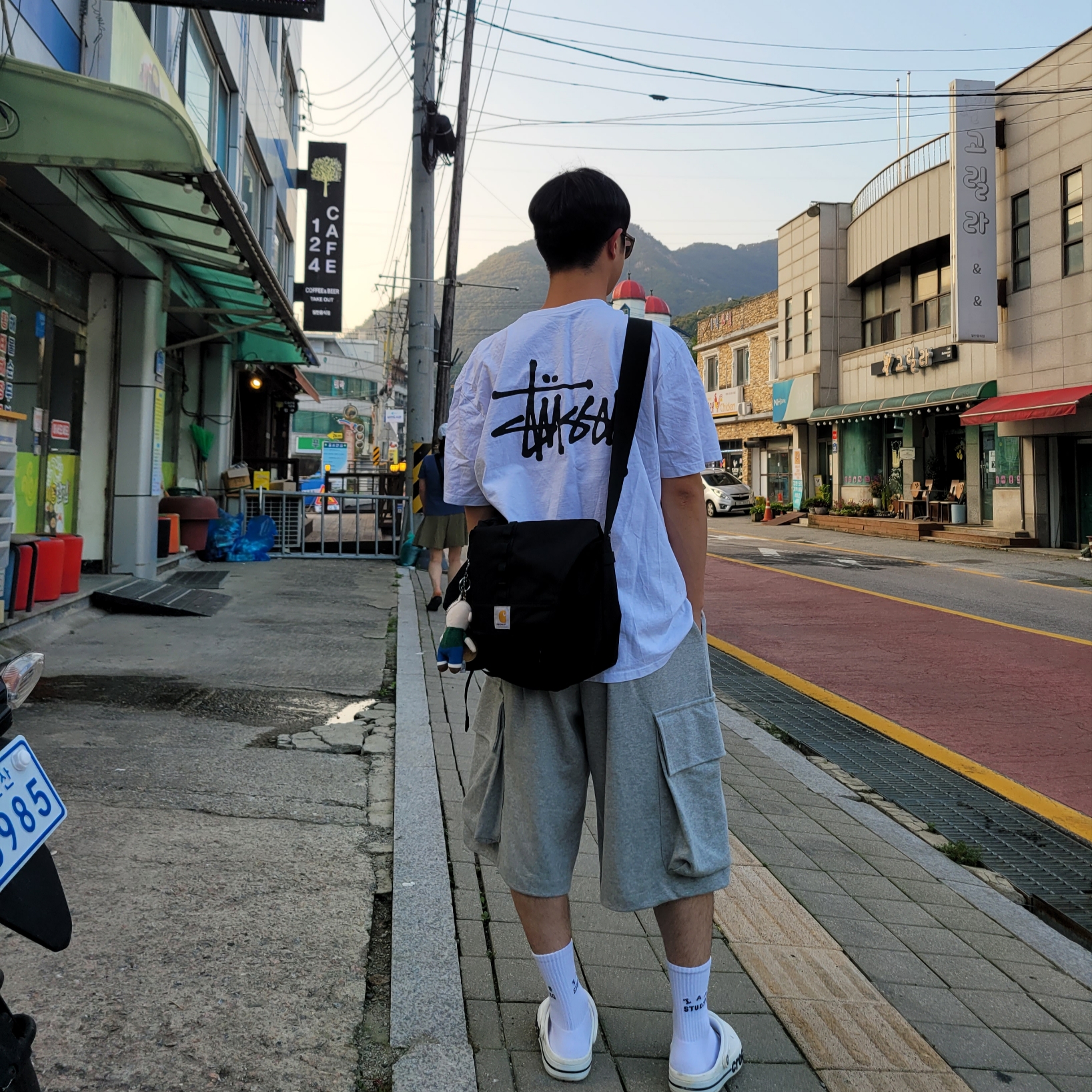 Carhartt Cargo Series Messenger Bag Black 착용 스타일