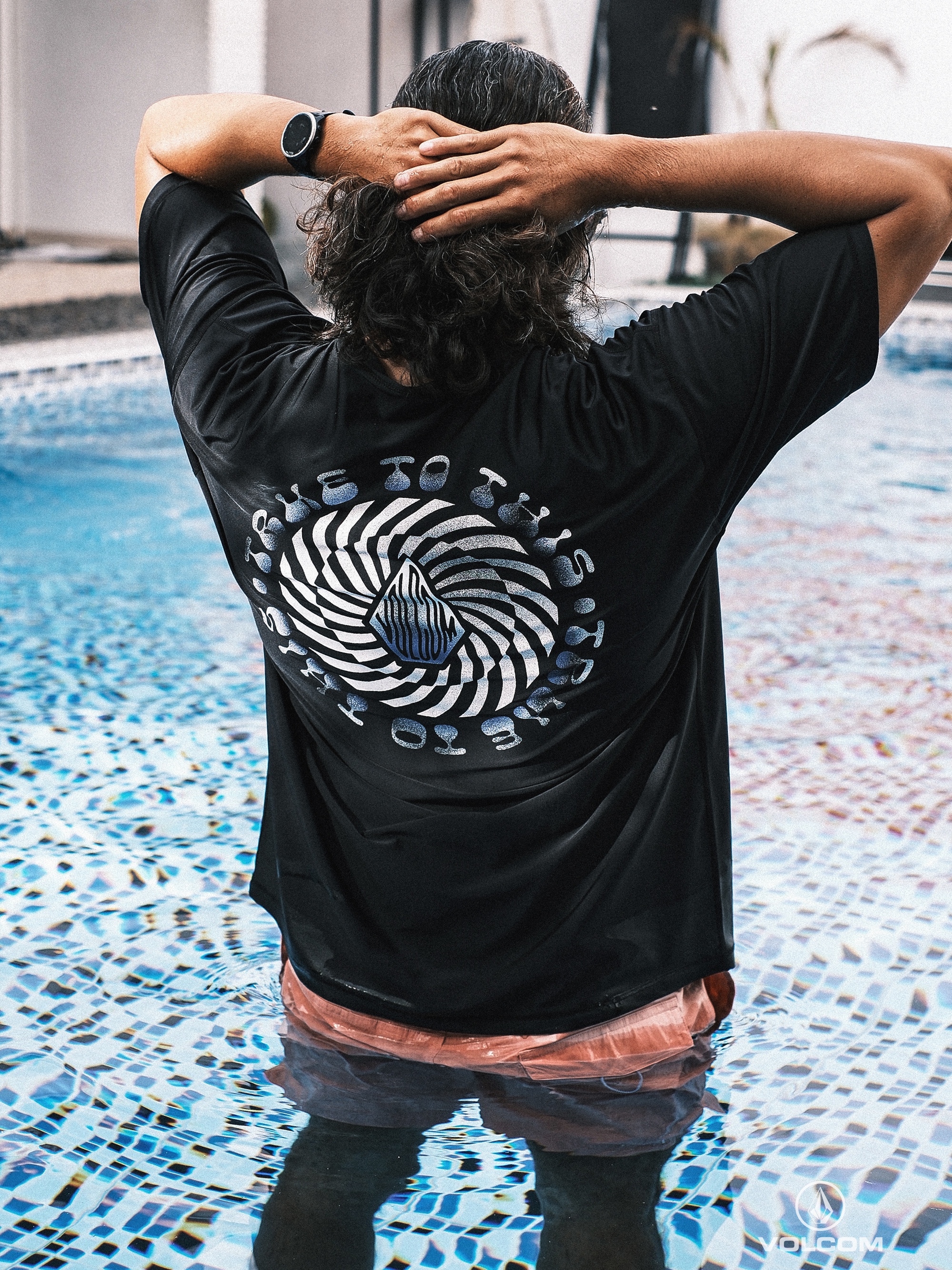 Volcom Iron 91 Short Sleeve Rash Guard Black 착용 스타일