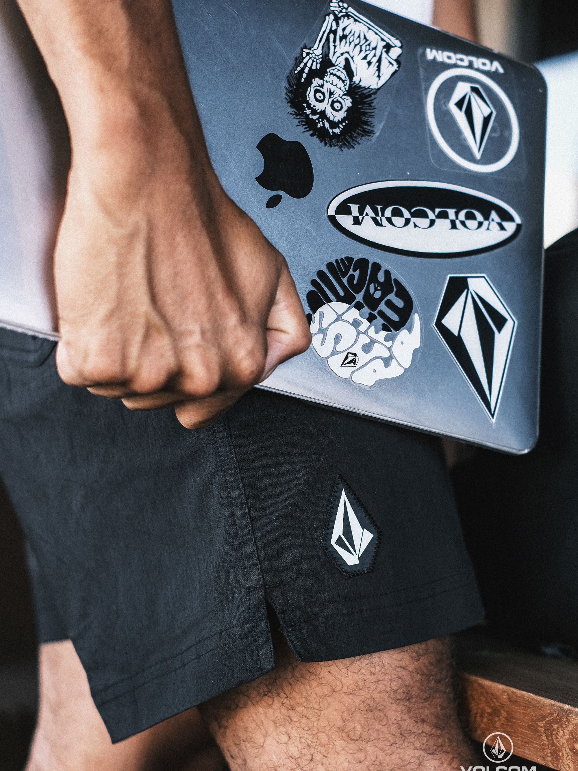 Volcom Stone Center Trunk Black 착용 스타일