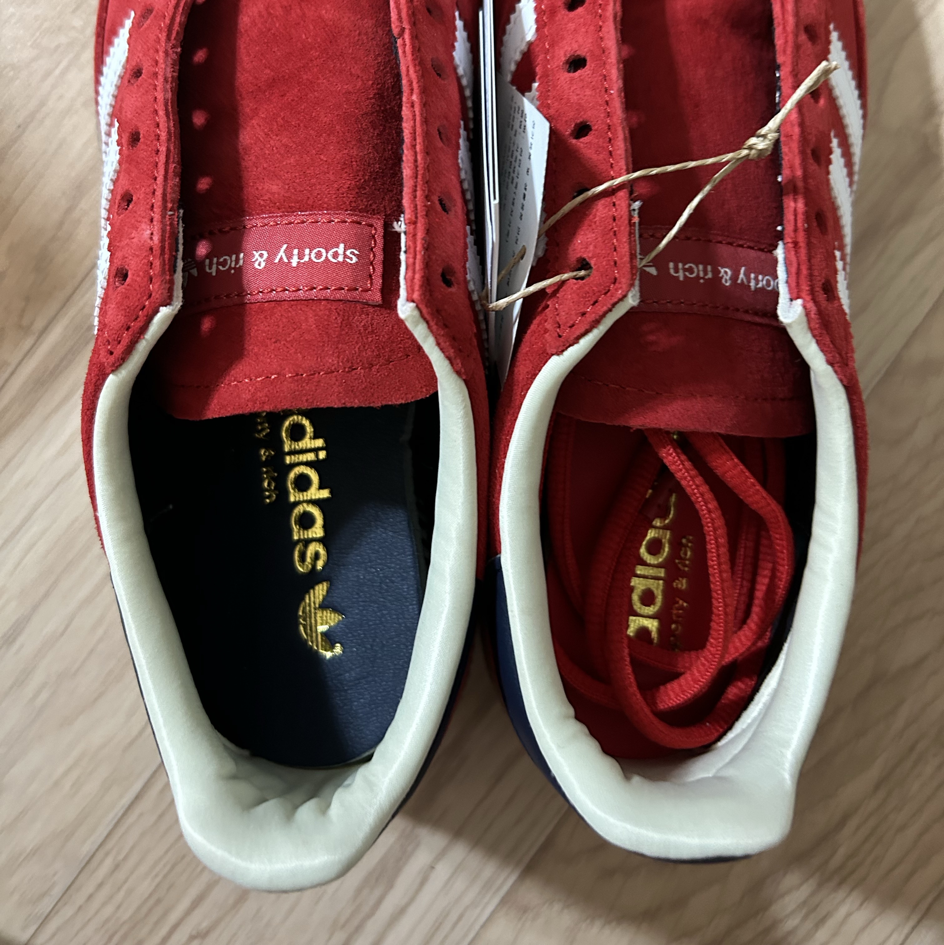 Adidas x Sporty & Rich Spezial Handball Collegiate Red Night Indigo 착용 스타일