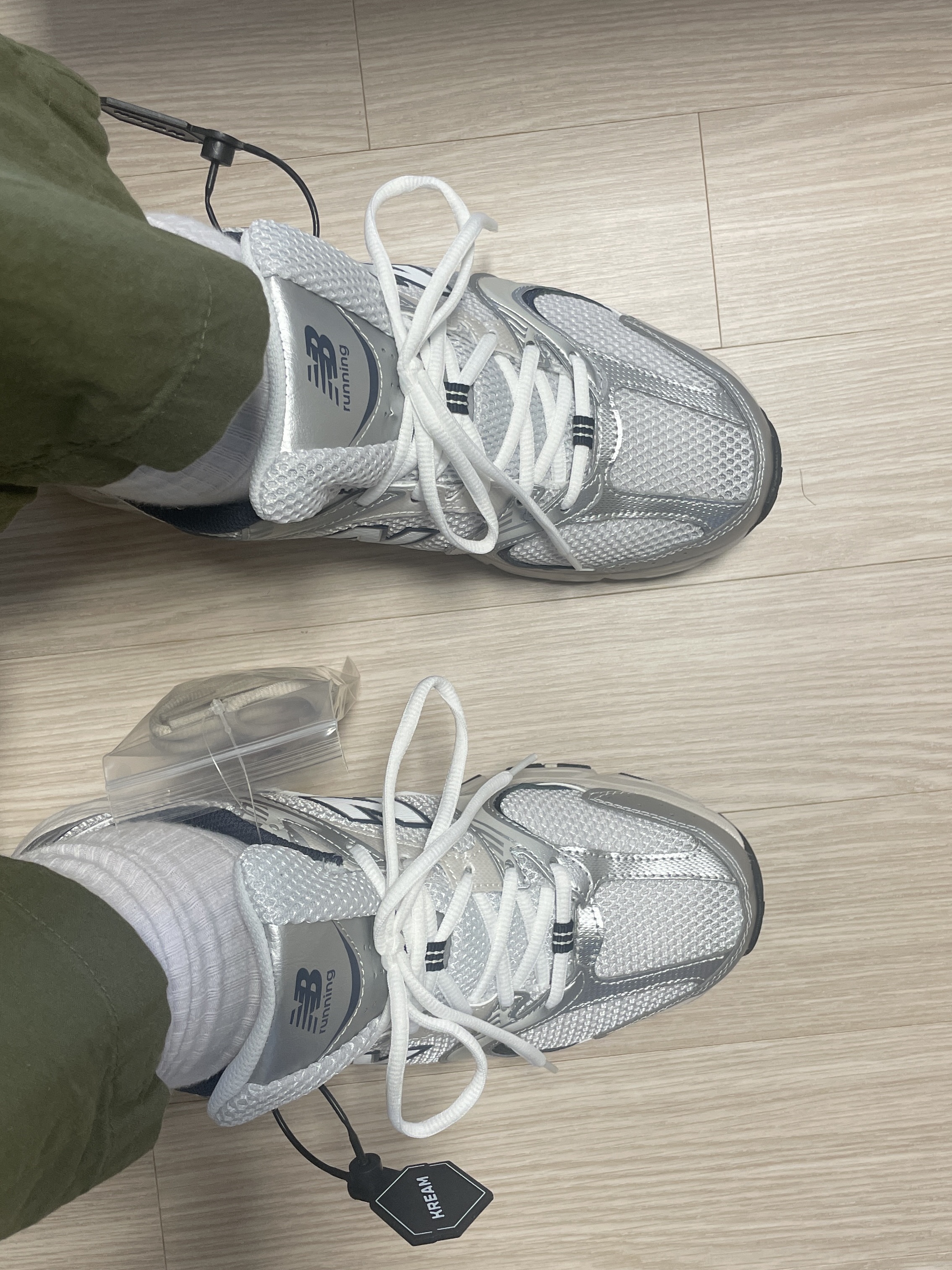 New Balance 530 Steel Grey 착용 스타일 - 1