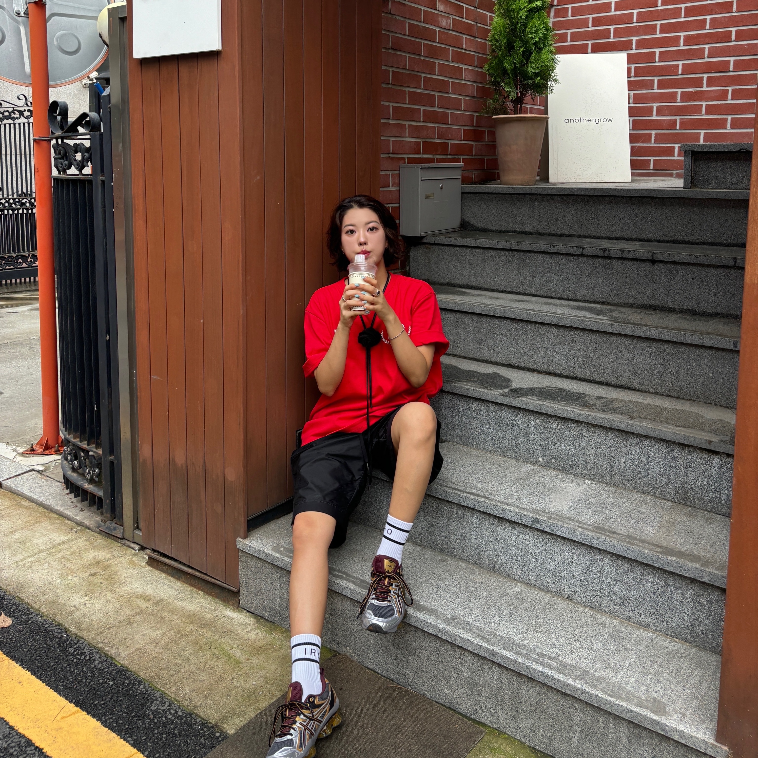 Iro Club De Paris Edition Cotton Ball Cap Black, Iro Club De Paris Edition Cotton T-Shirt Red 착용 스타일 - 6