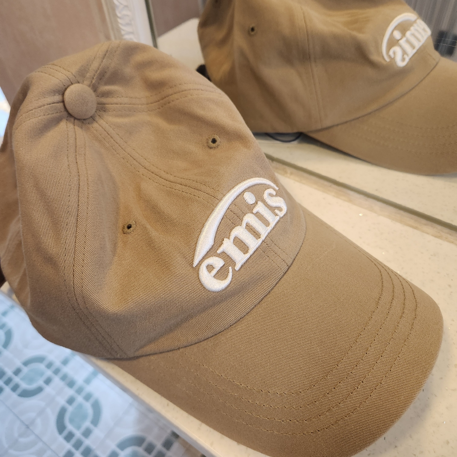 Emis New Logo Emis Cap Beige 착용 스타일 - 2