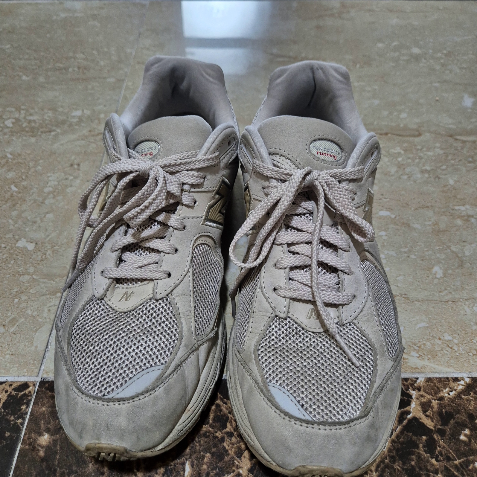 New Balance 2002R Beige 착용 스타일 - 3