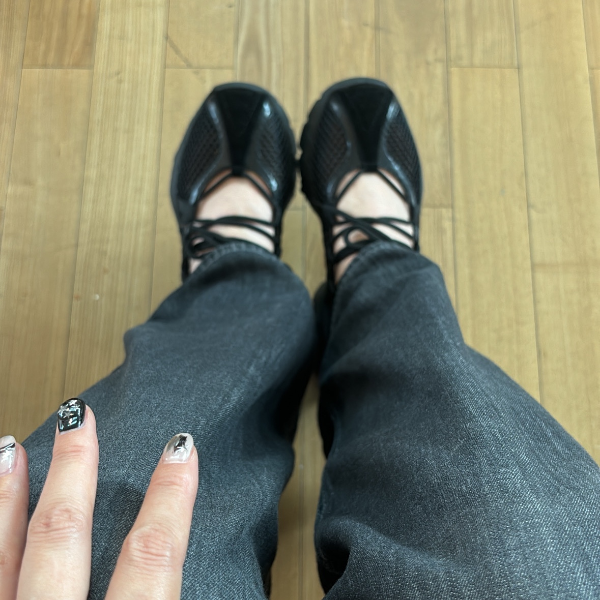 (W) Matin Kim Mesh Ballet Sneakers Black 착용 스타일 - 1