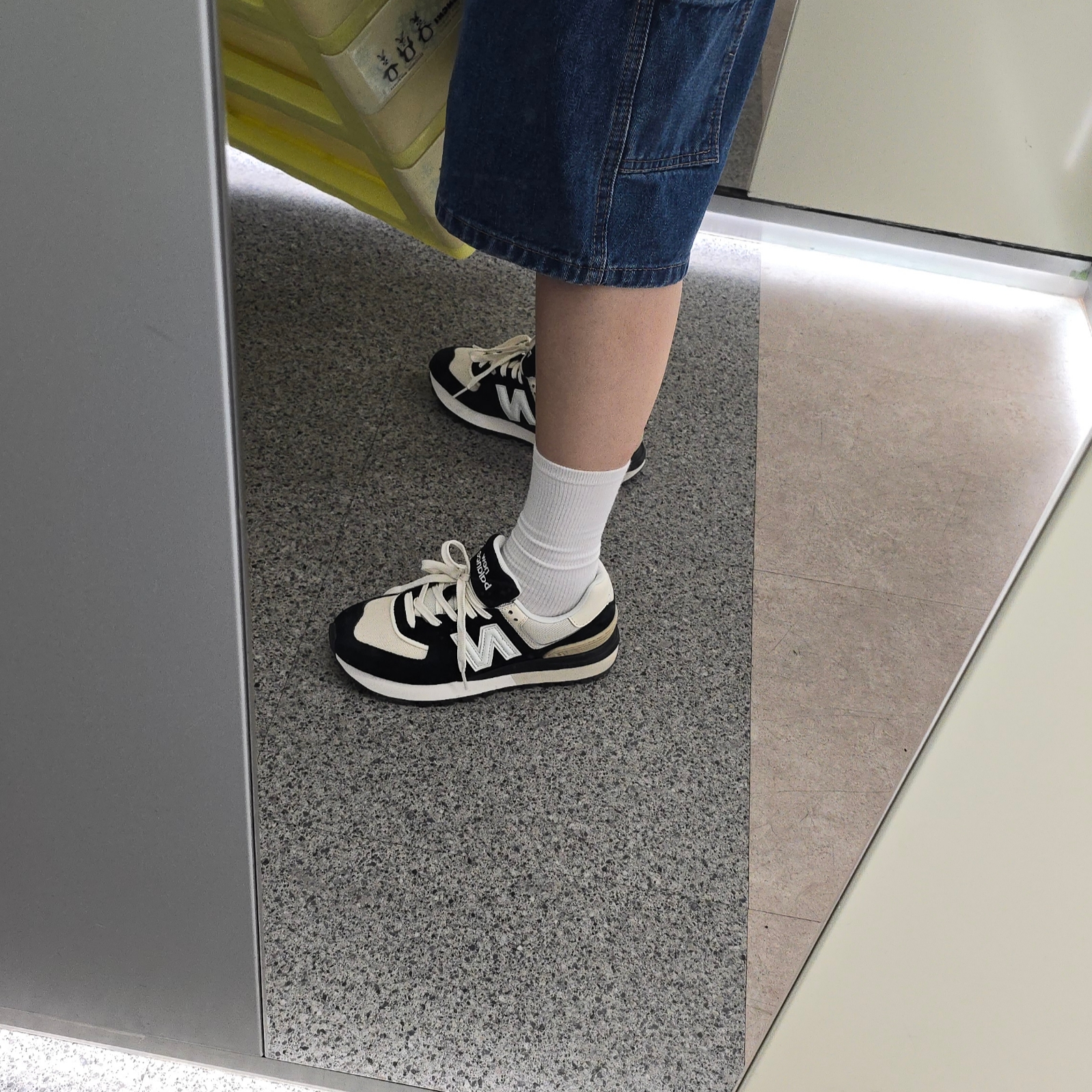 New Balance 574 Legacy Black Angora 착용 스타일