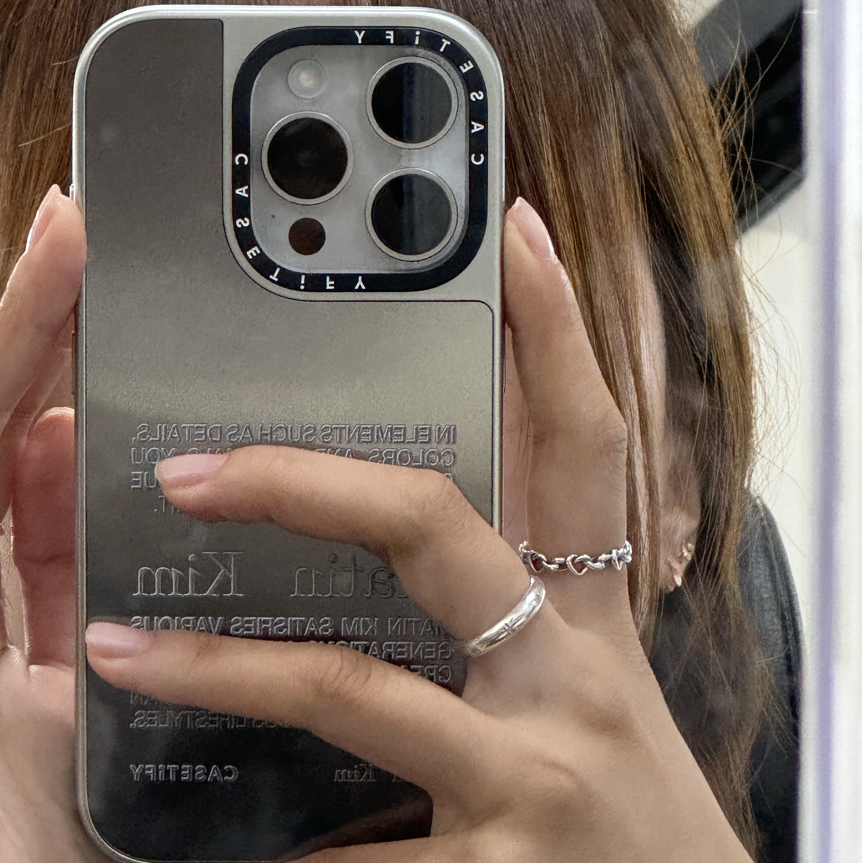 Casetify x Matin Kim iPhone Letter Magsafe Mirror Case Silver 착용 스타일 - 1