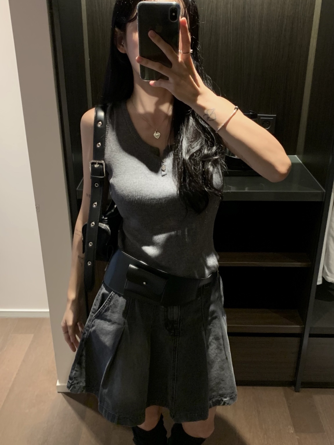 Matin Kim Madeleine Round Bag Black 착용 스타일 - 1
