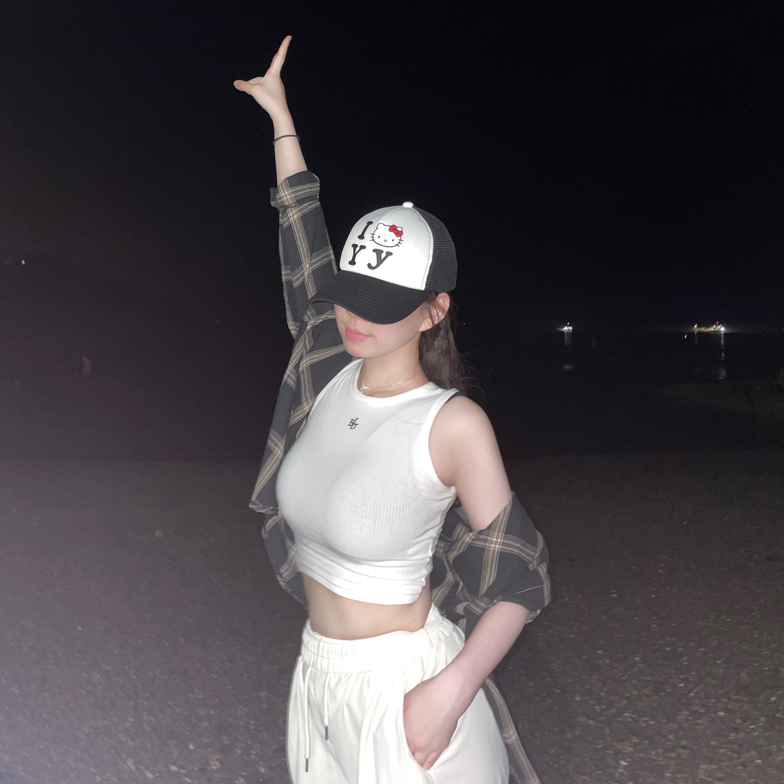 Open Yy x Hello Kitty Trucker Cap Black 착용 스타일