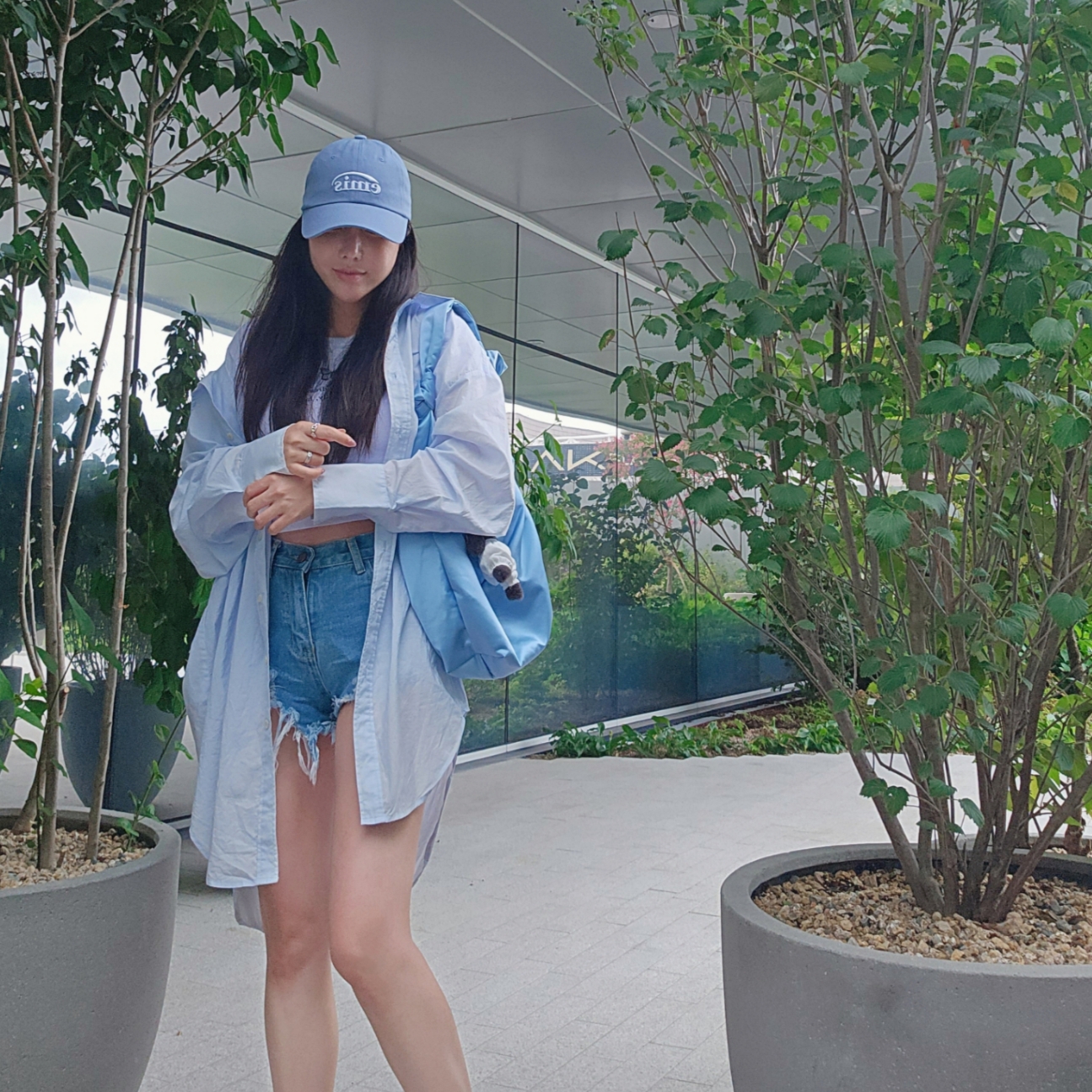 Cos Nylon Hitch Shoulder Bag Light Blue, Emis New Logo Ball Cap Light Blue 착용 스타일 - 1