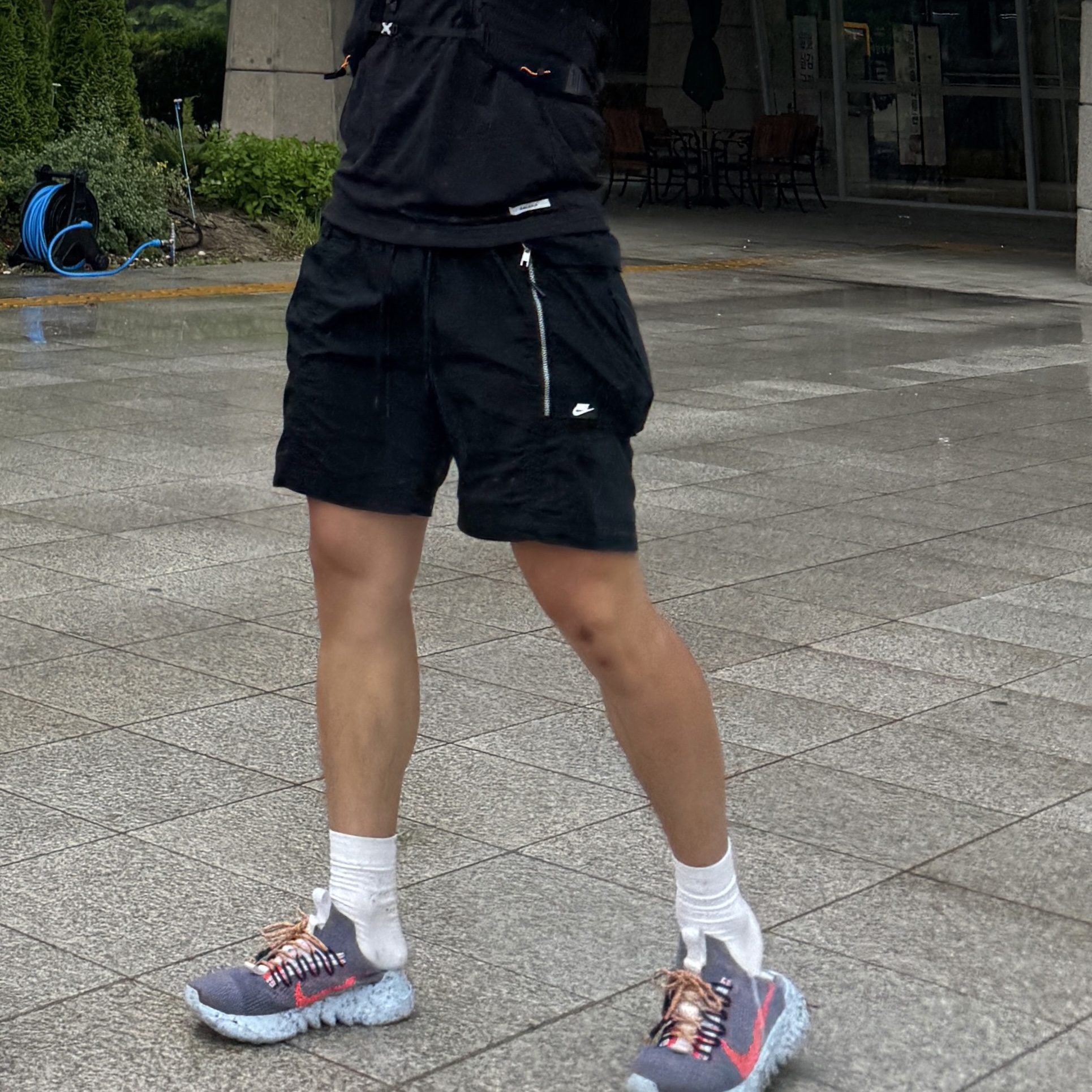 Nike Space Hippie 01 Vast Grey Hyper Crimson 착용 스타일