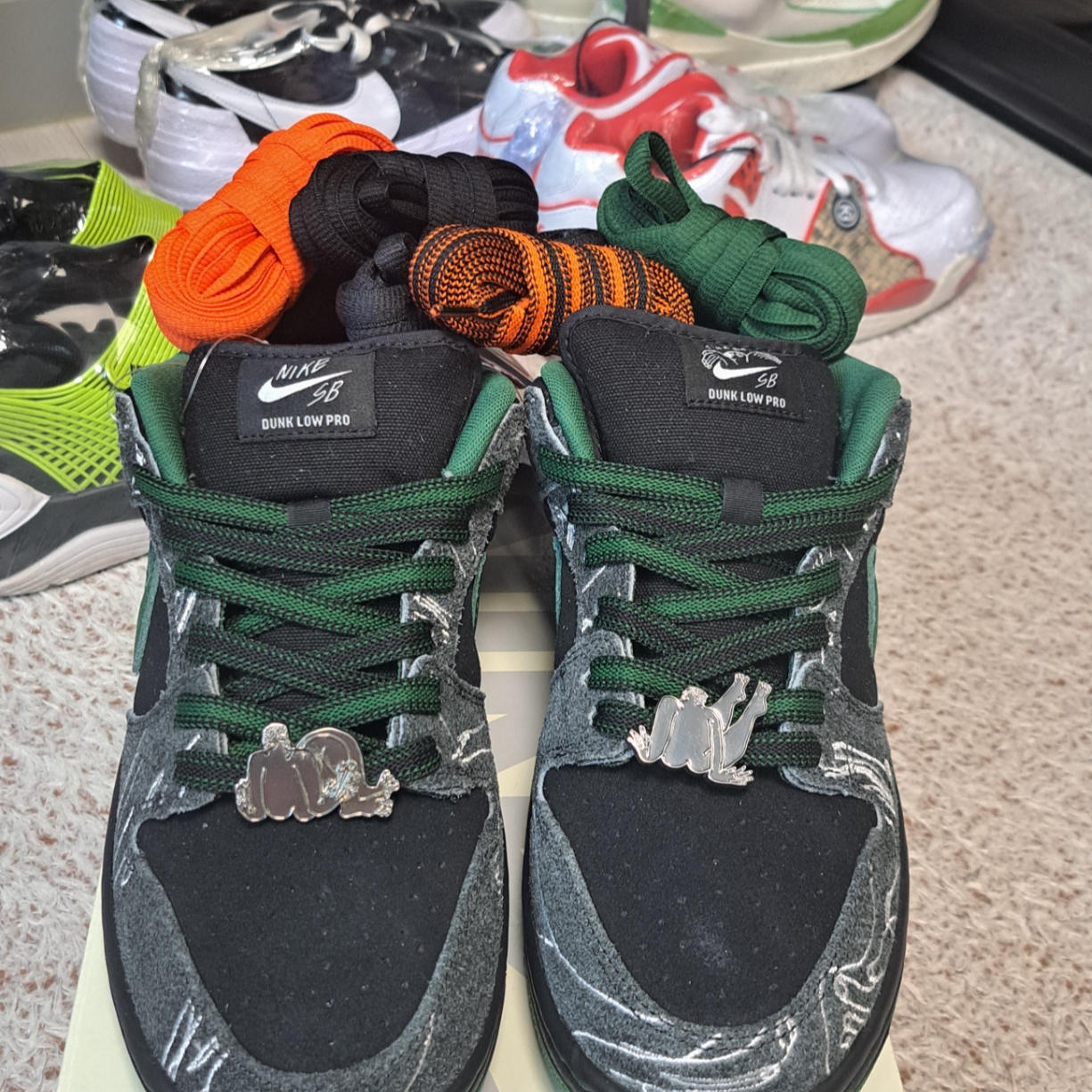 Nike x There SB Dunk Low Pro Anthracite and Gorge Green 착용 스타일 - 2