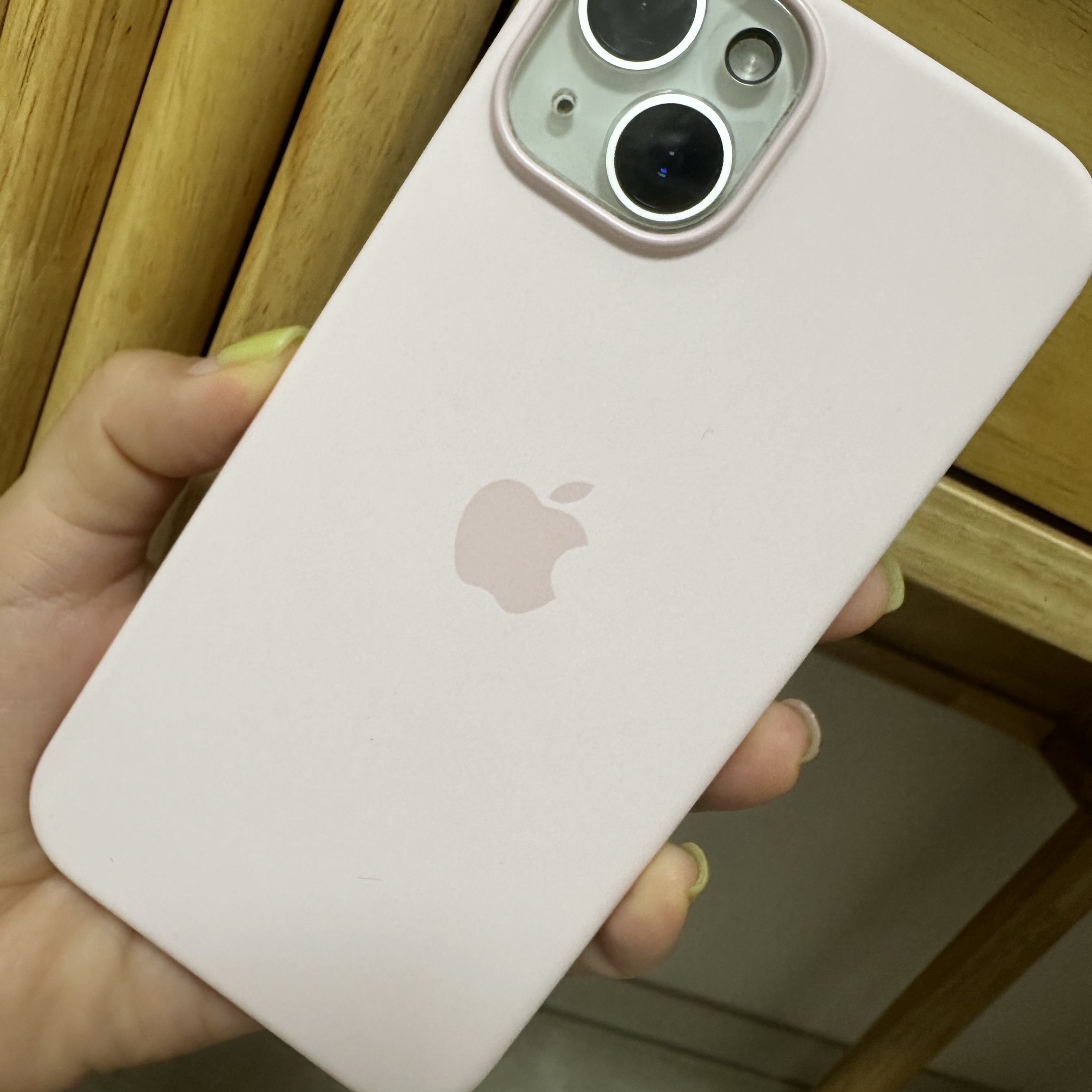 Apple iPhone 14 Silicone Case with MagSafe Chalk Pink 착용 스타일