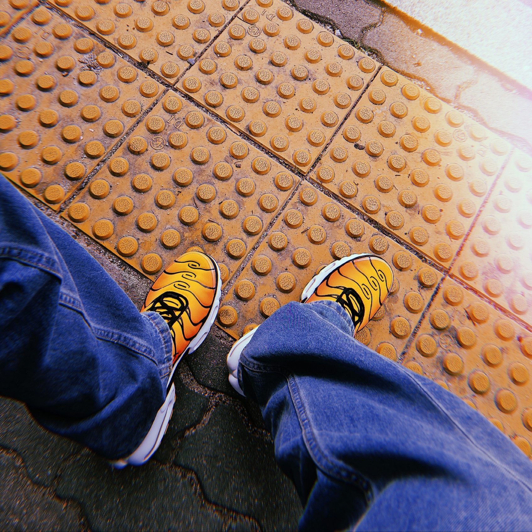 Nike Air Max Plus Bright Ceramic and Tour Yellow 착용 스타일 - 2