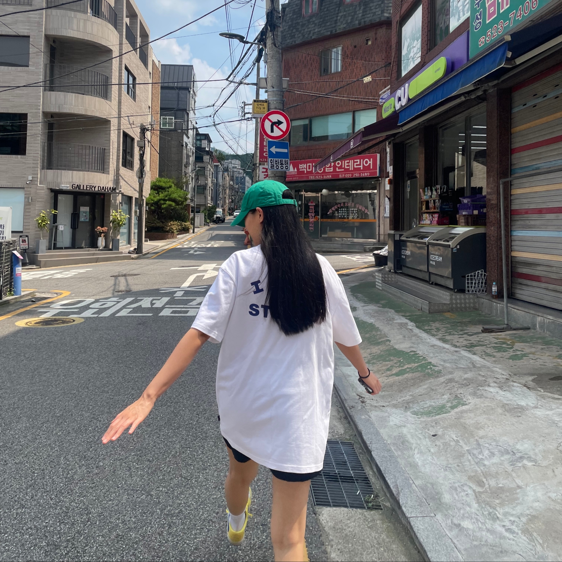 Nike Club Unstructured Futura Washed Cap Malachite, IAB Studio T-Shirt White 착용 스타일