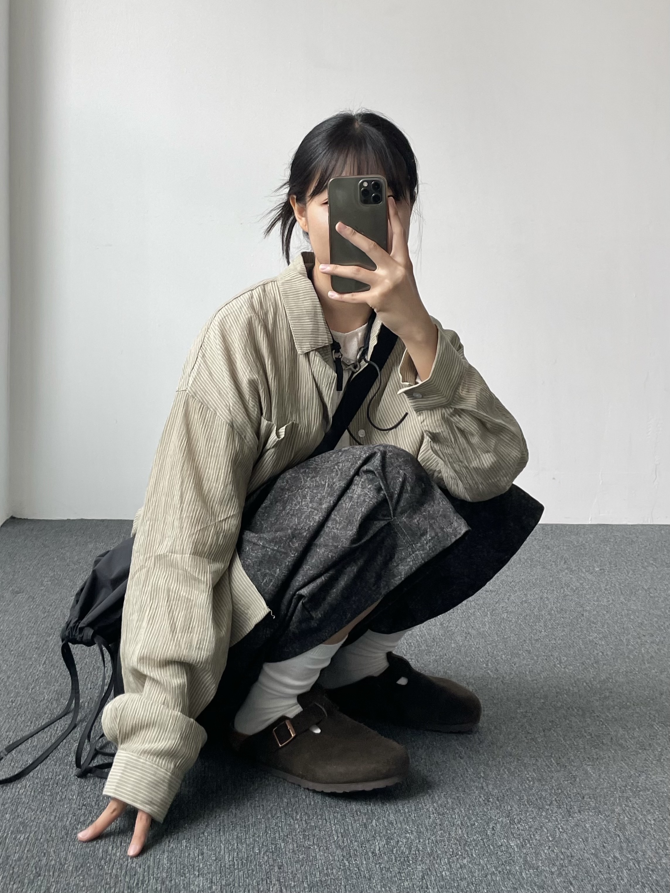 Birkenstock Boston Soft Footbed Mocha - Regular, Our Legacy Ladon Leather Keychain Black 착용 스타일 - 3