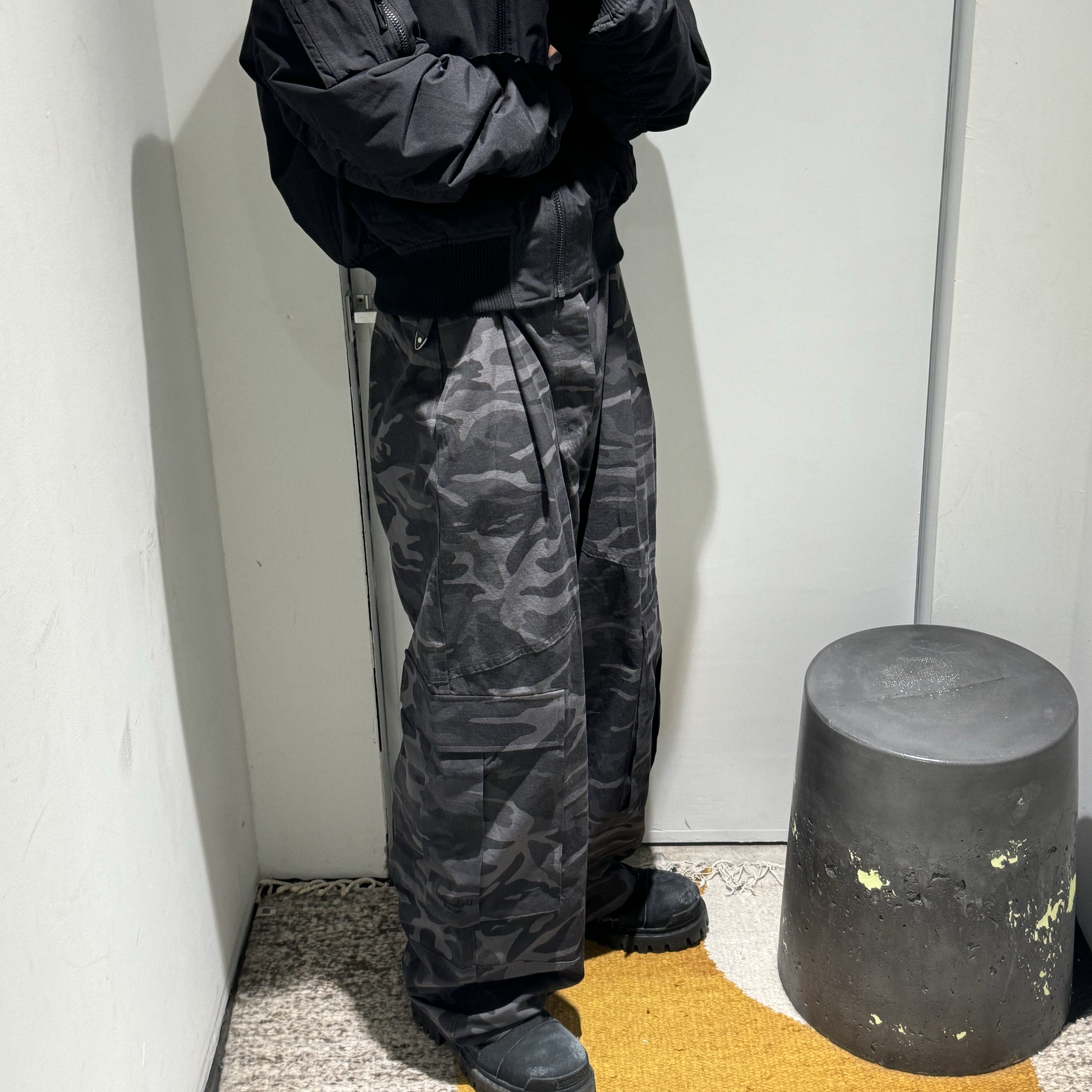 Undermycar Mu.53 Anti Fxxking Logo Play Big Cargo Rip-Camo Pants Camo Gray 착용 스타일 - 2