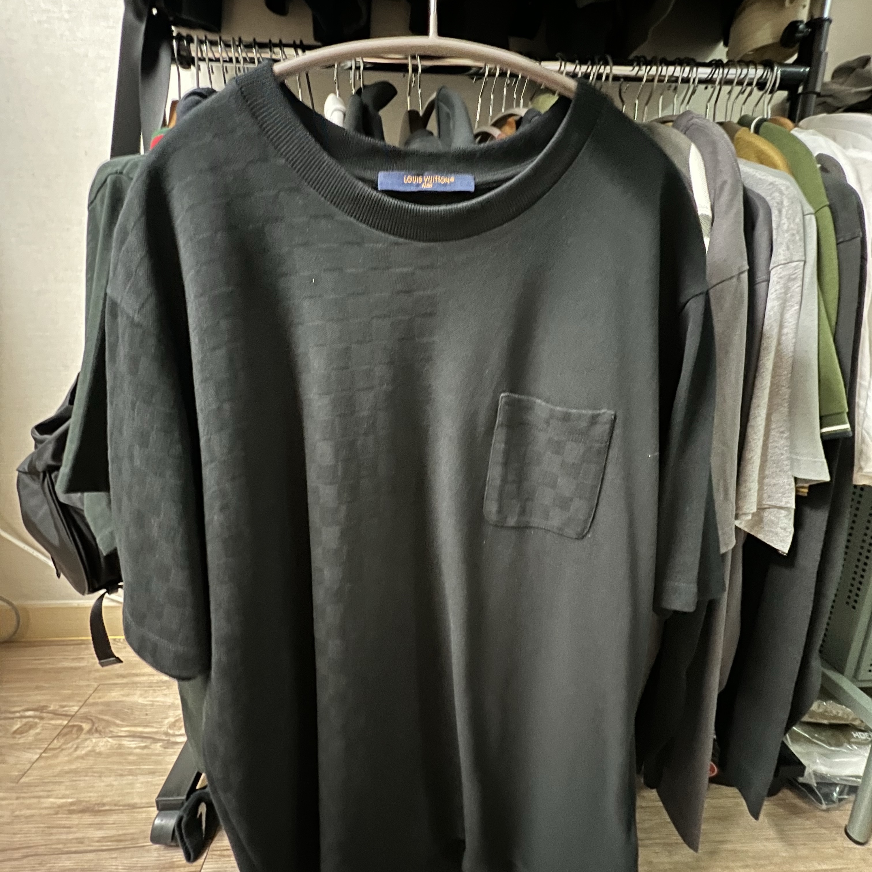 Louis Vuitton Half Damier Pocket T-Shirt Black 착용 스타일