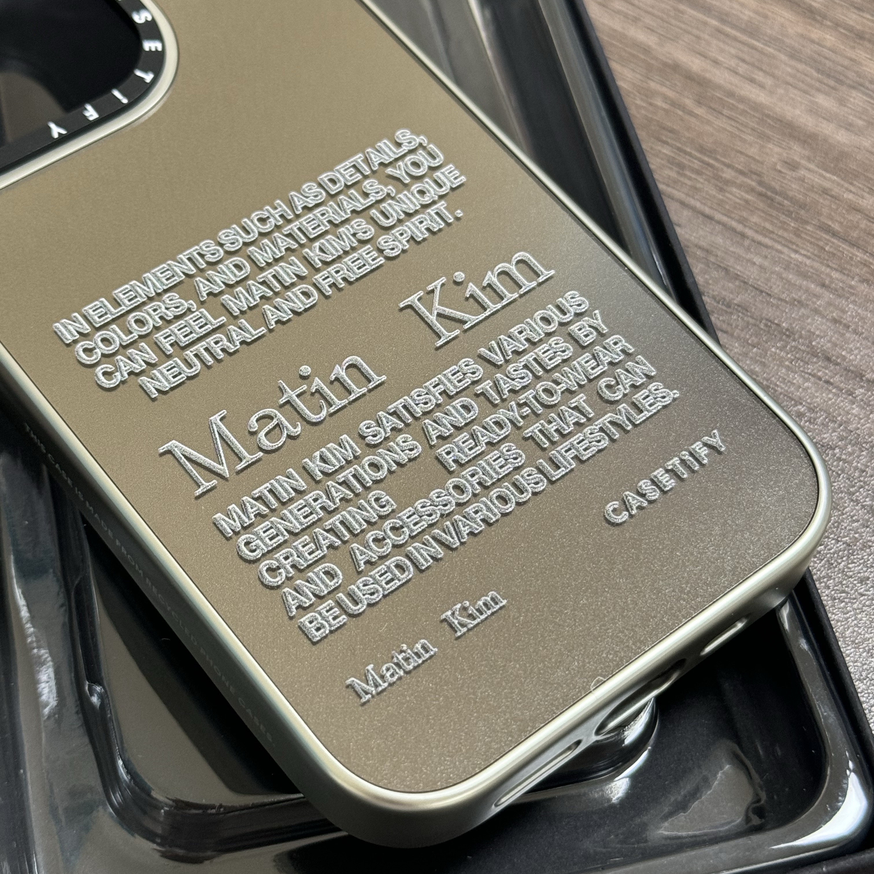 Casetify x Matin Kim iPhone Letter Magsafe Mirror Case Silver 착용 스타일 - 2