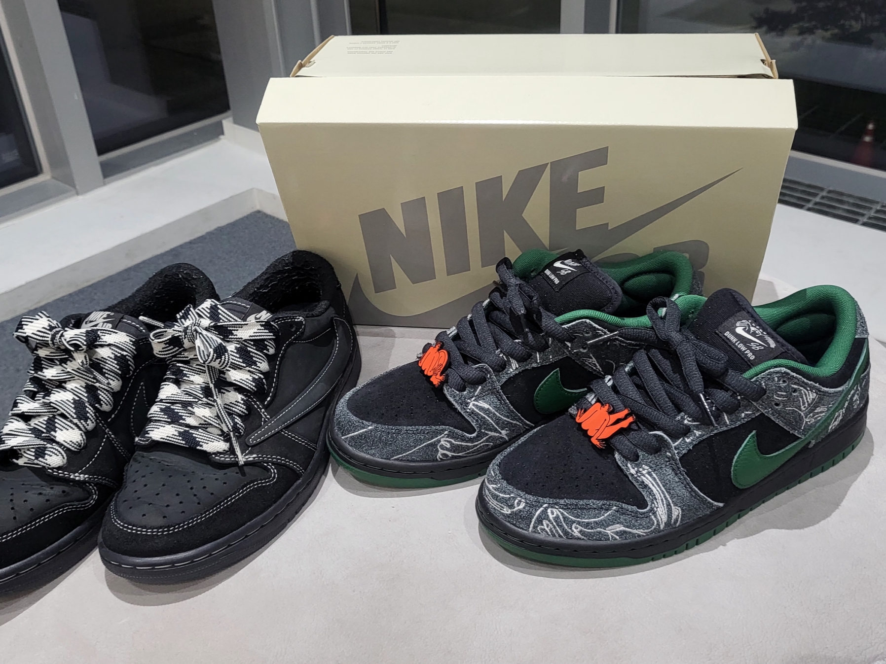 Nike x There SB Dunk Low Pro Anthracite and Gorge Green 착용 스타일 - 2