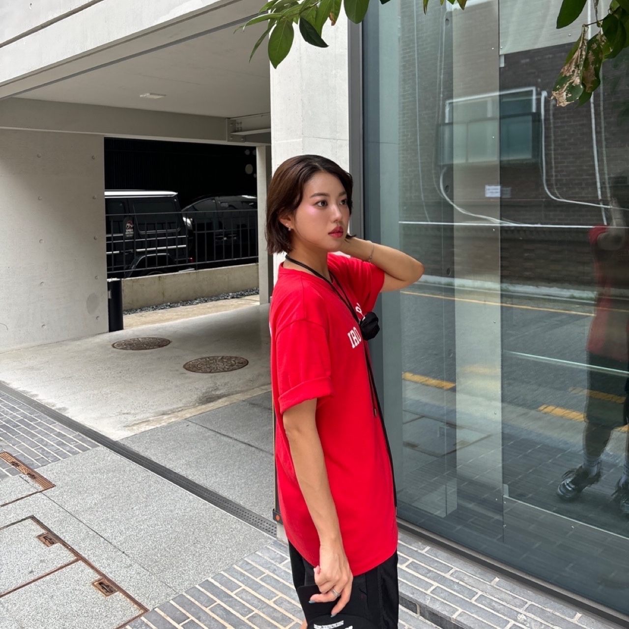 Iro Club De Paris Edition Cotton Ball Cap Black, Iro Club De Paris Edition Cotton T-Shirt Red 착용 스타일 - 4