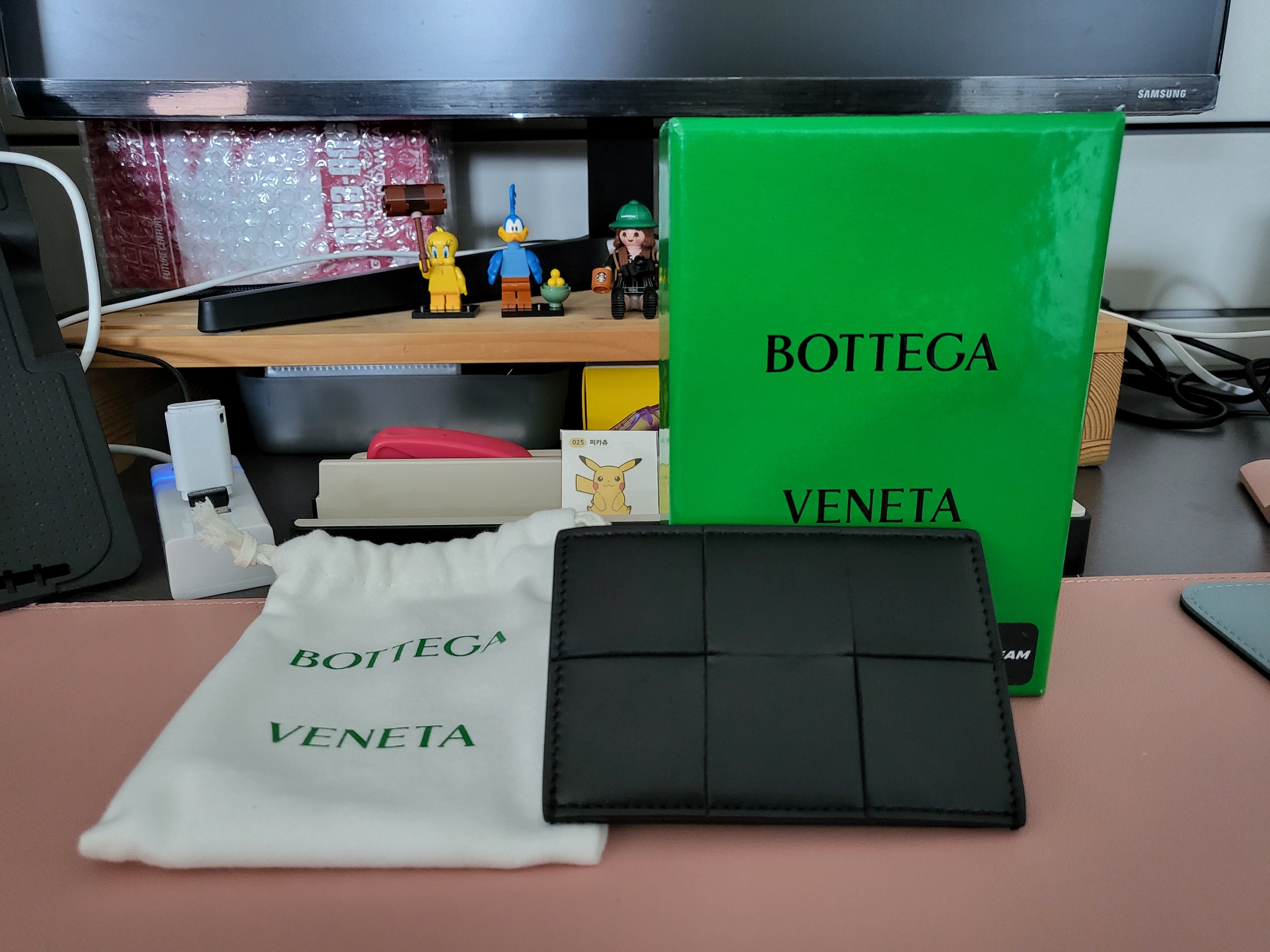 Bottega Veneta Credit Card Case Lambskin & Calfskin Black 착용 스타일