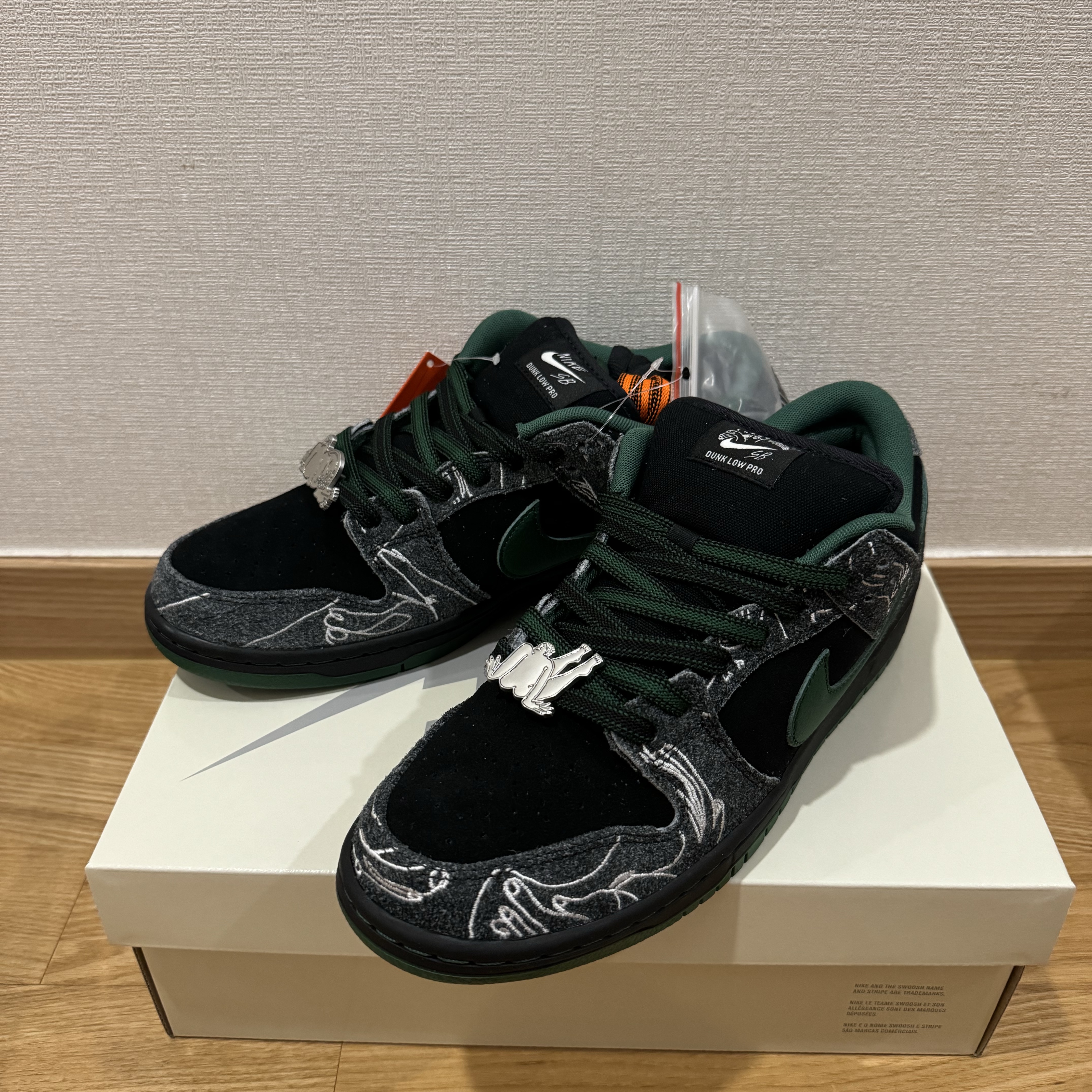 Nike x There SB Dunk Low Pro Anthracite and Gorge Green 착용 스타일