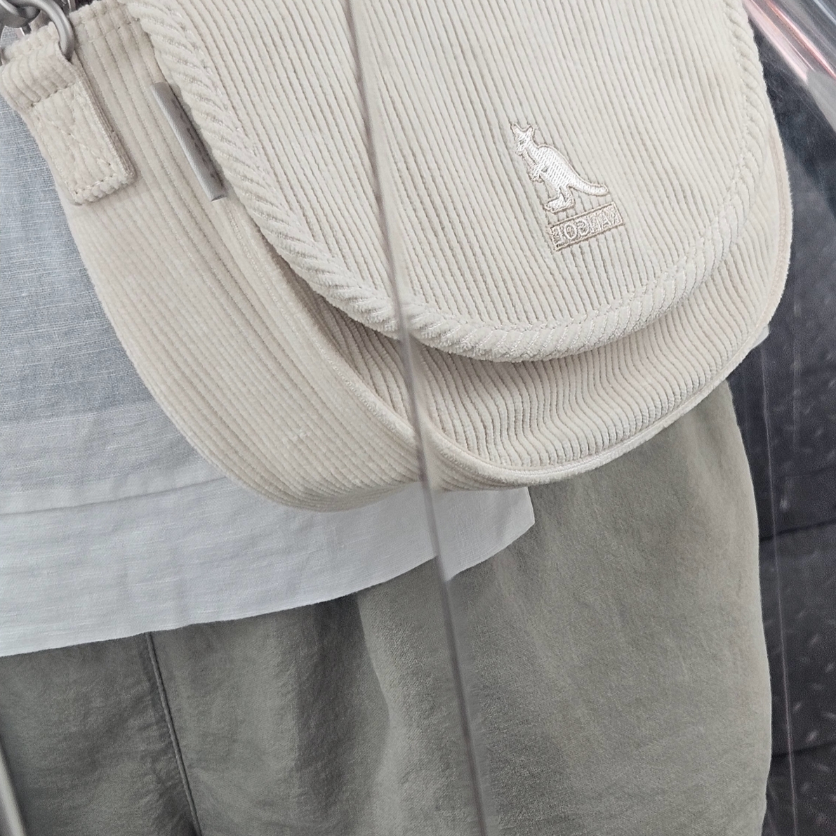 (W) Camper Right Leather Cross Strap Sandals Black, (W) Helen Kaminski Bianca Nougat Natural Logo 착용 스타일 - 4