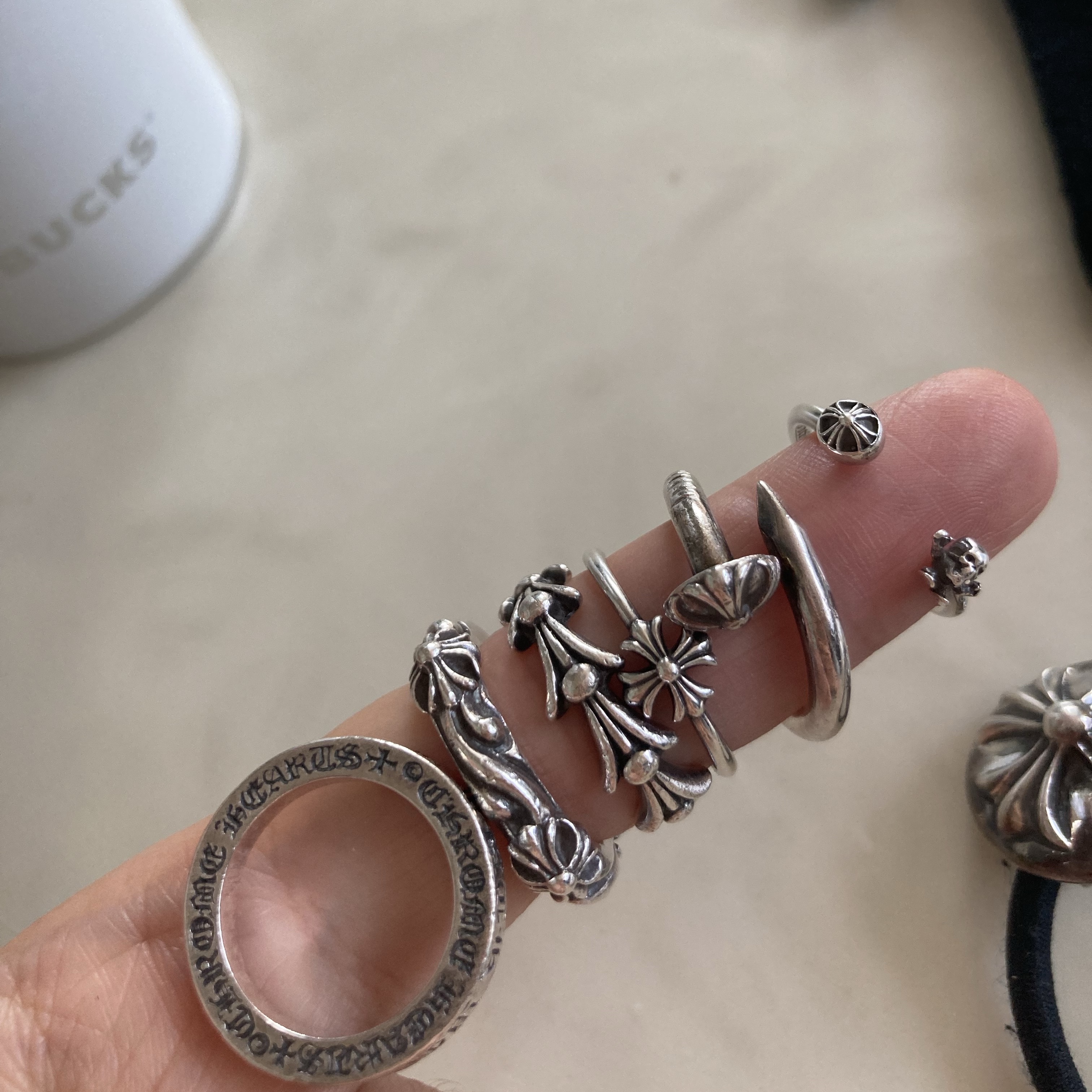 Chrome Hearts SBT Band Ring Silver 착용 스타일 - 1