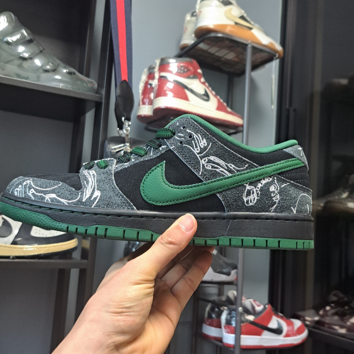 Nike x There SB Dunk Low Pro Anthracite and Gorge Green 착용 스타일 - 1