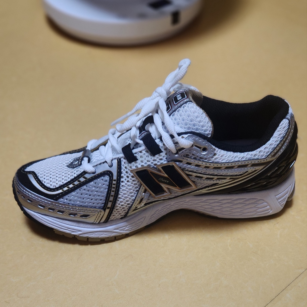 New Balance 1906R White Gold 착용 스타일