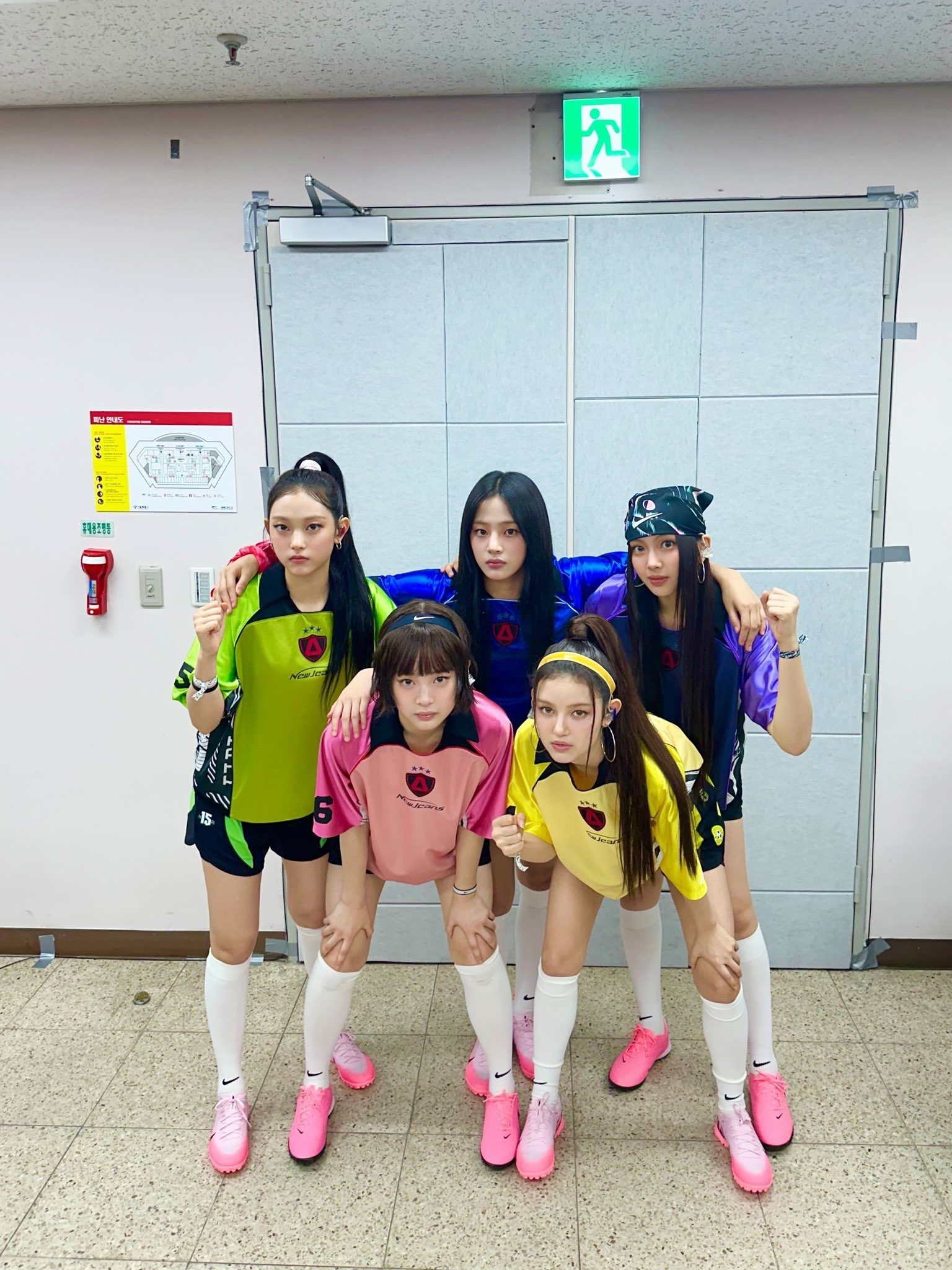 Nike Phantom GX 2 Academy TF Sunset Pulse Black, Nike Zoom Mercurial Vapor 15 Pro TF Pink Foam Black 착용 스타일 - 1