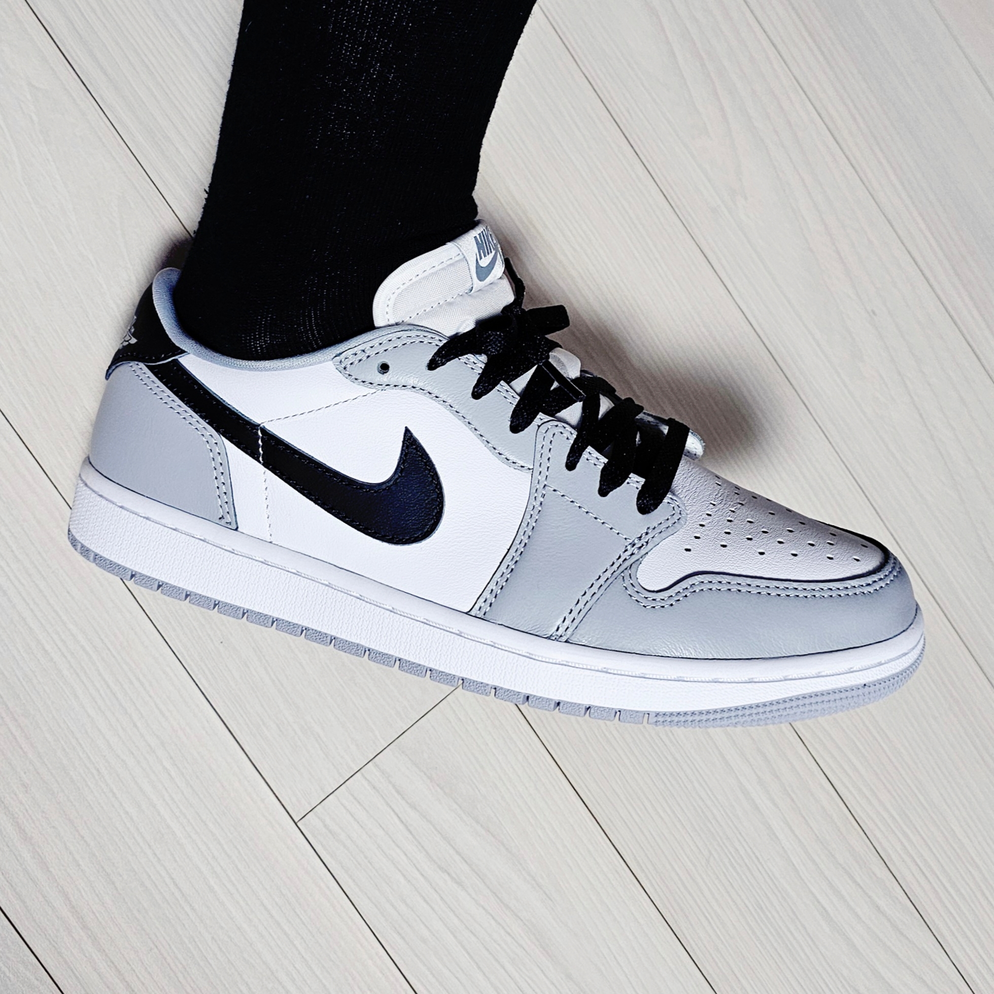 Jordan 1 Retro Low OG Wolf Grey and White 착용 스타일