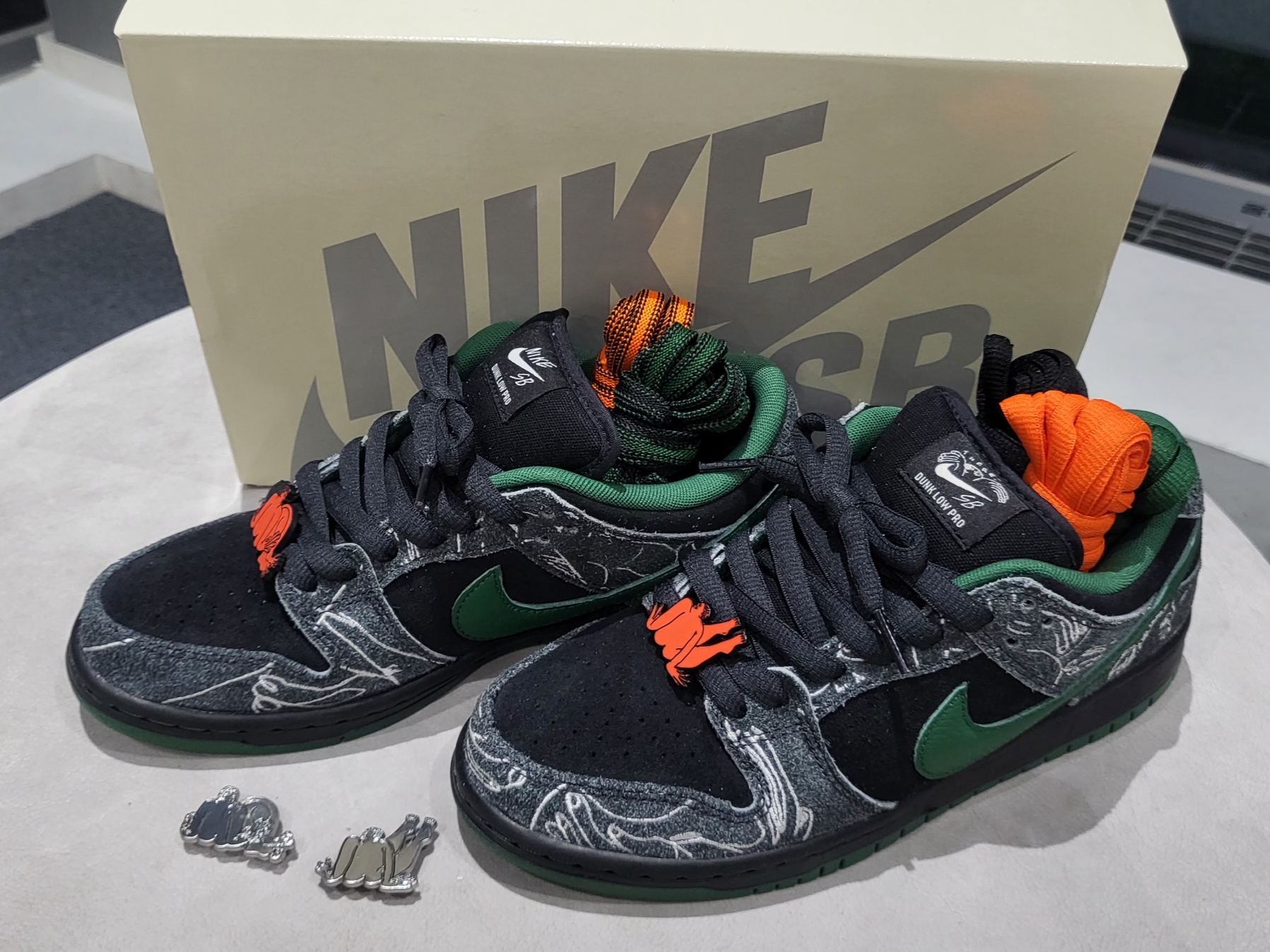 Nike x There SB Dunk Low Pro Anthracite and Gorge Green 착용 스타일 - 1