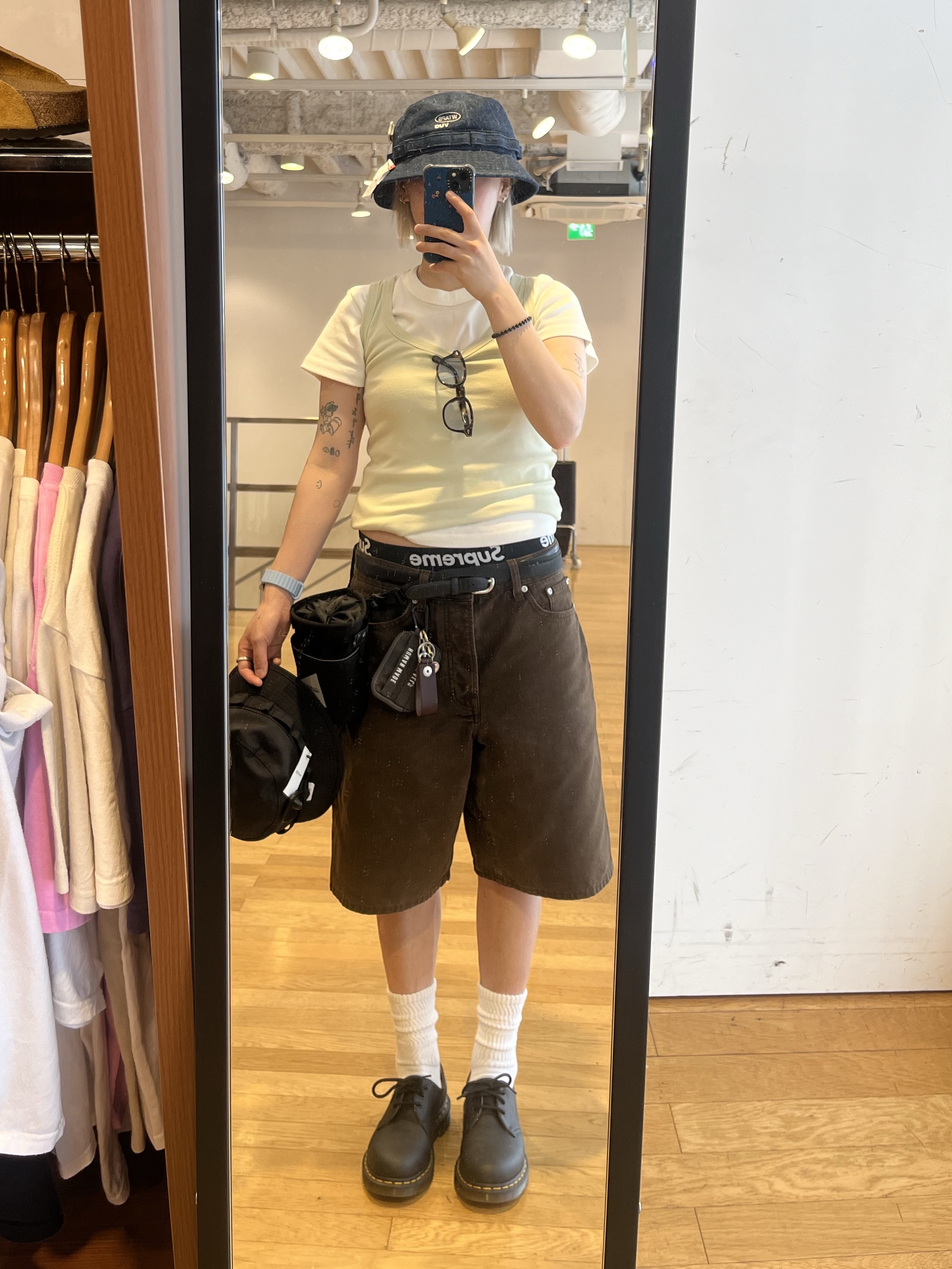 Dr. Martens 1461 Smooth Black, Supreme Hanes Boxer Briefs Black (4 Pack) 착용 스타일 - 1