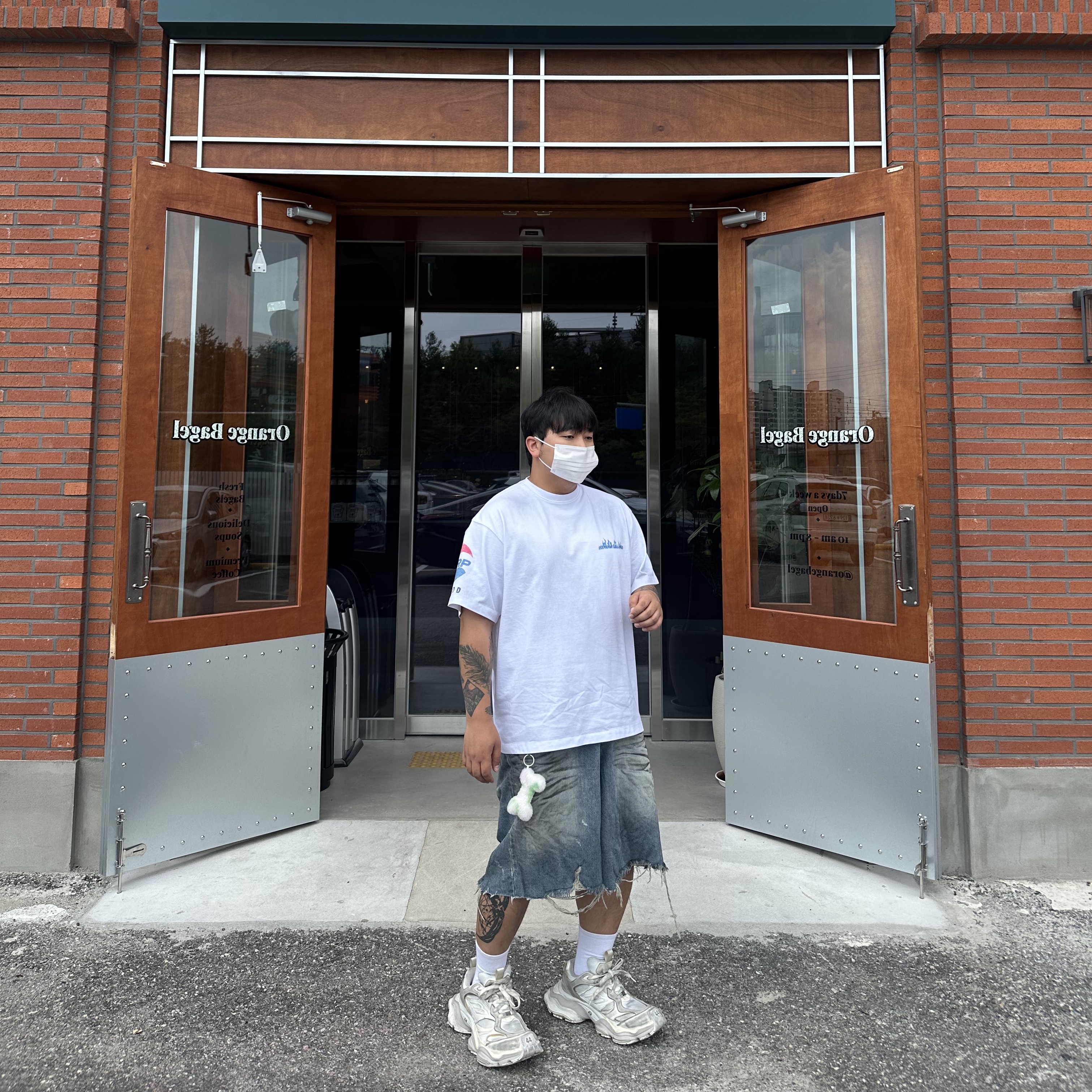Balenciaga Cargo Sneakers Beige, Nonnod Soft Drink T-Shirt Dirty White 착용 스타일