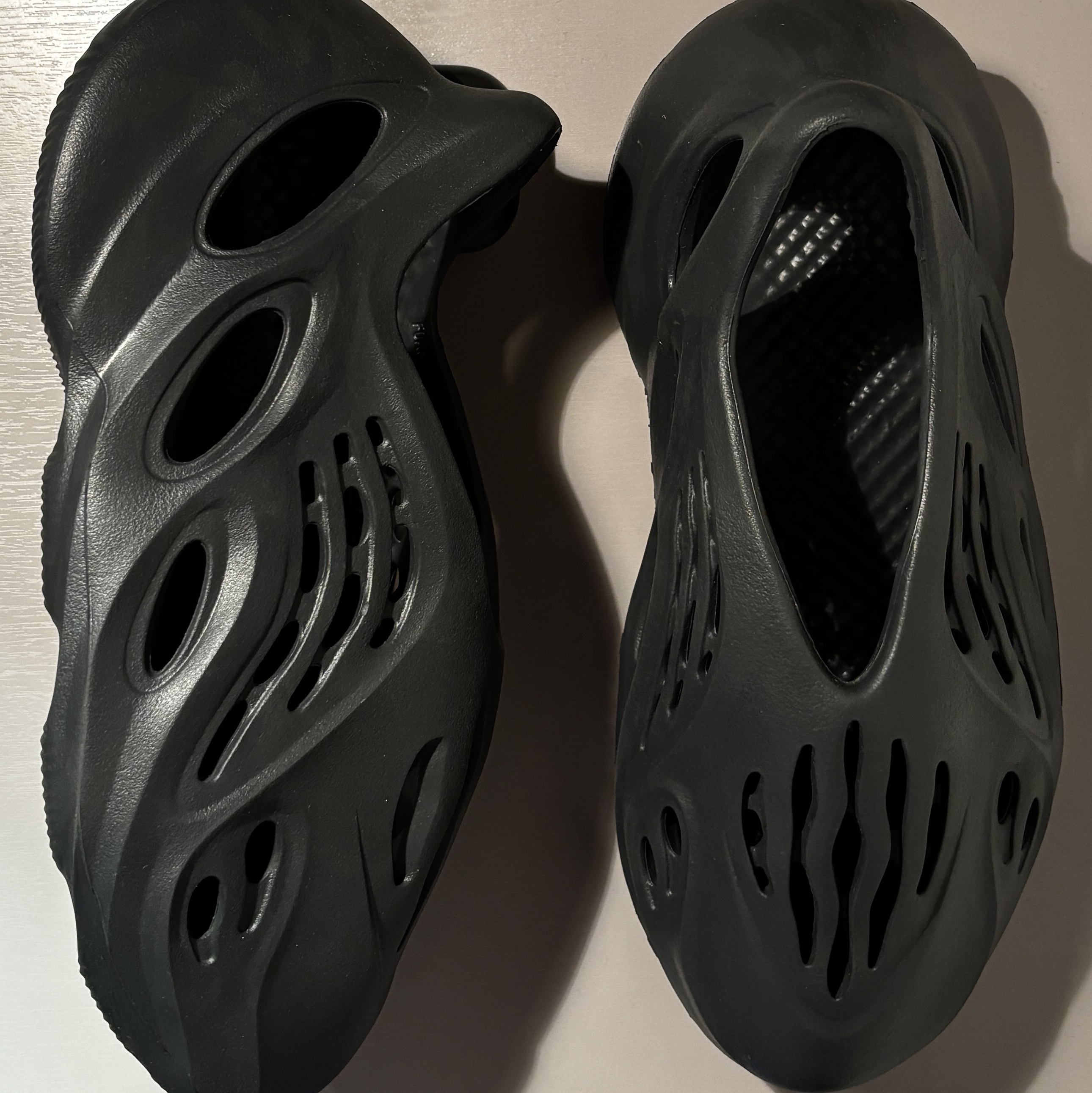 Adidas Yeezy Foam RNNR Onyx 착용 스타일 - 1