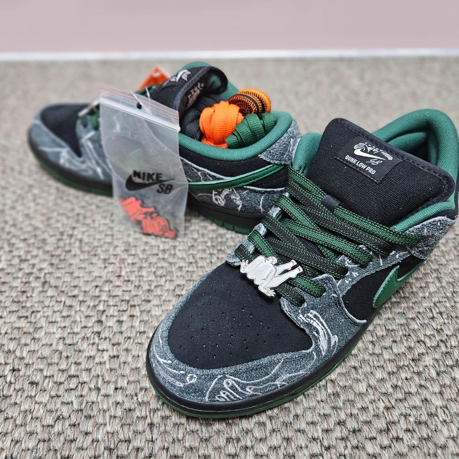 Nike x There SB Dunk Low Pro Anthracite and Gorge Green 착용 스타일 - 4