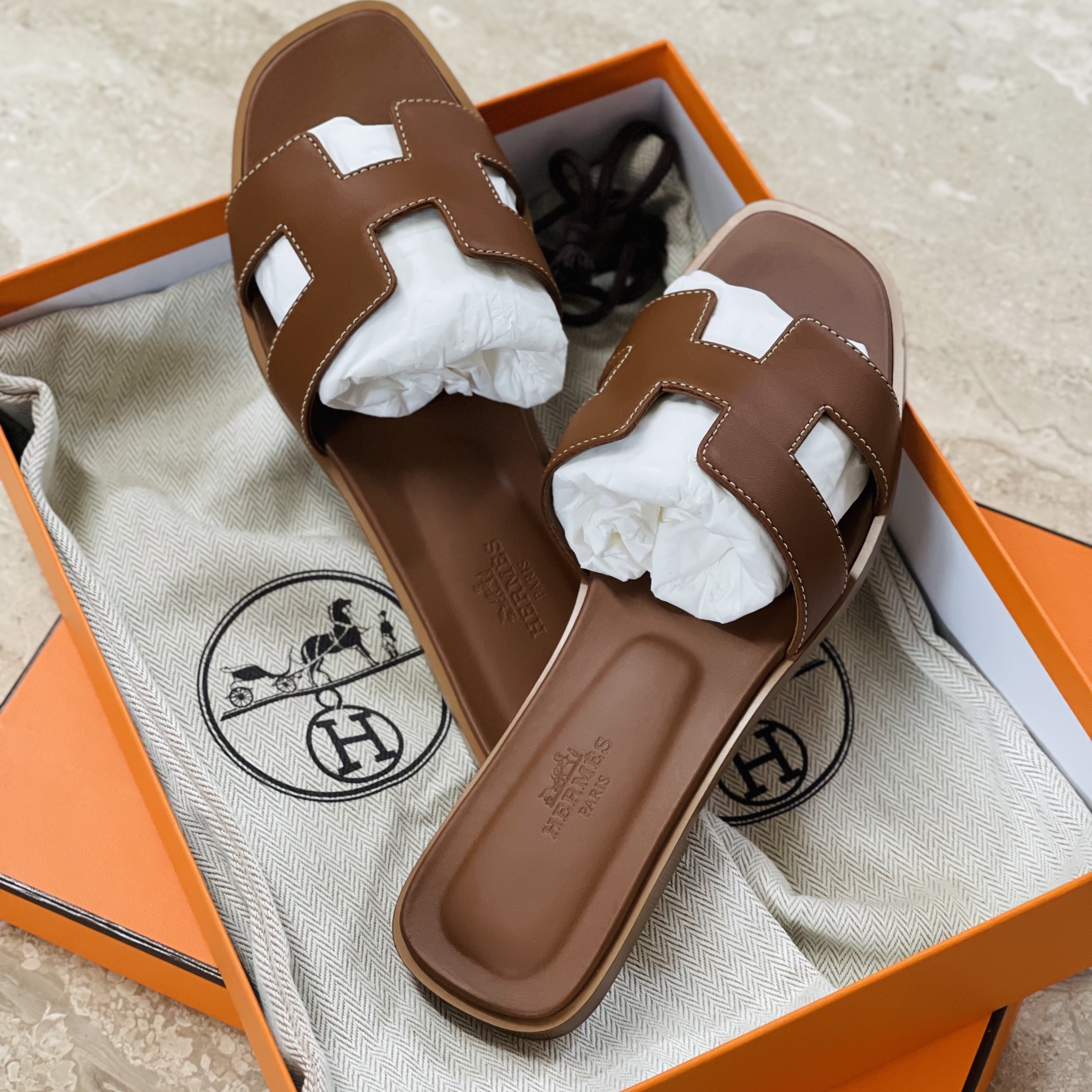 (W) Hermes Oran Sandal Calfskin & Gold Piqures Ecrues 착용 스타일