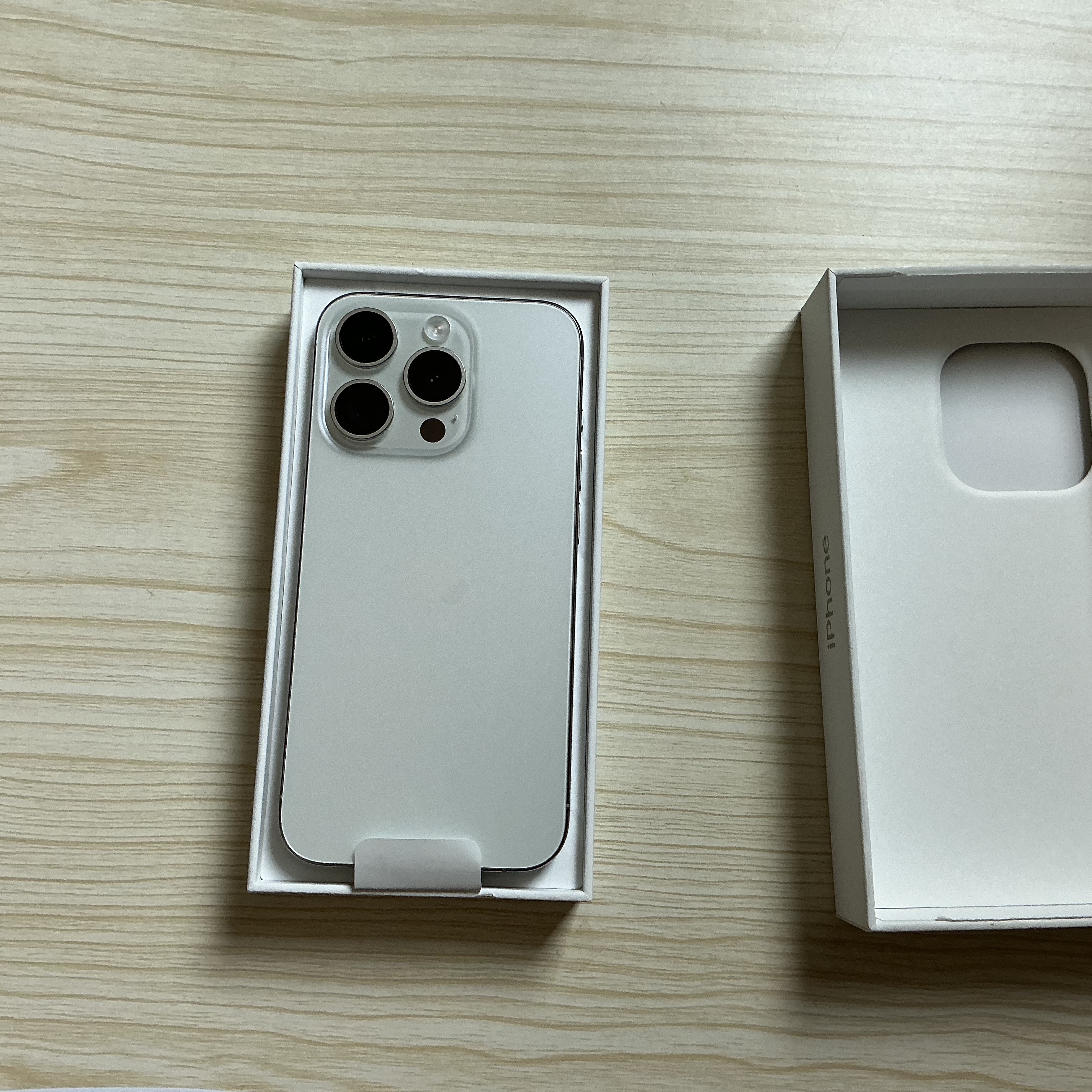 Apple iPhone 15 Pro 128GB White Titanium (Korean Ver.) 착용 스타일 - 2