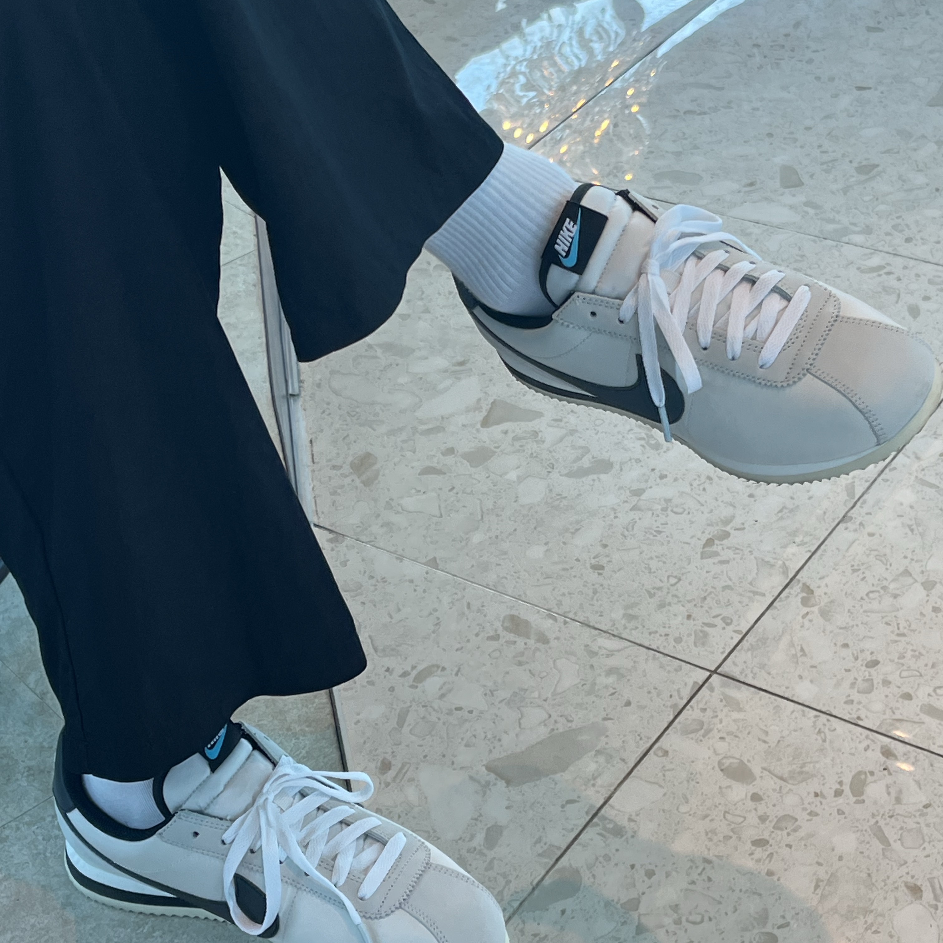 (W) Nike Cortez SE Supersonic Phantom Light Bone 착용 스타일 - 2