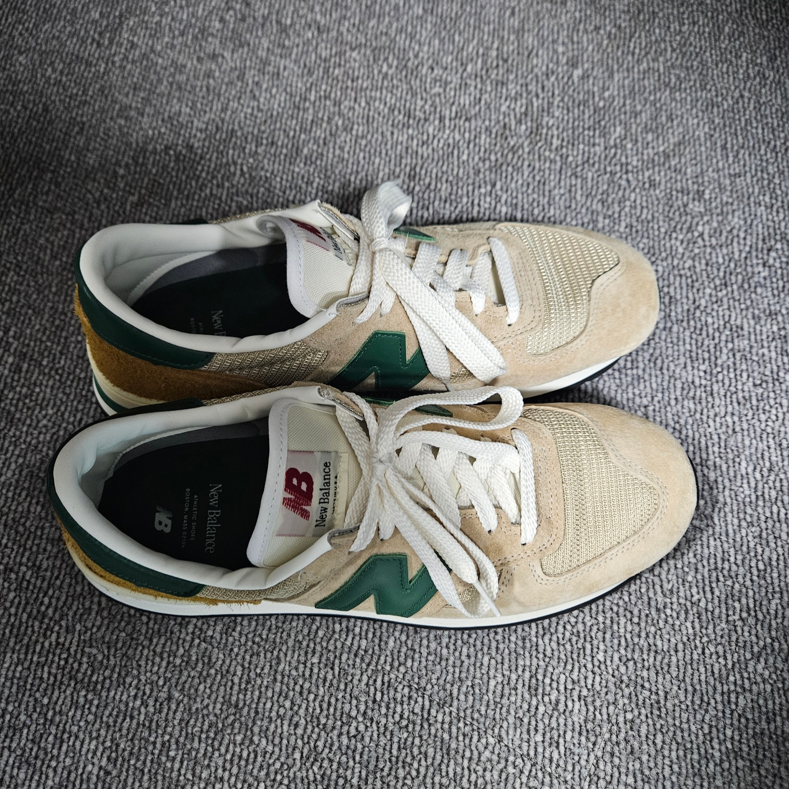 New Balance 990v1 Tan Green 착용 스타일