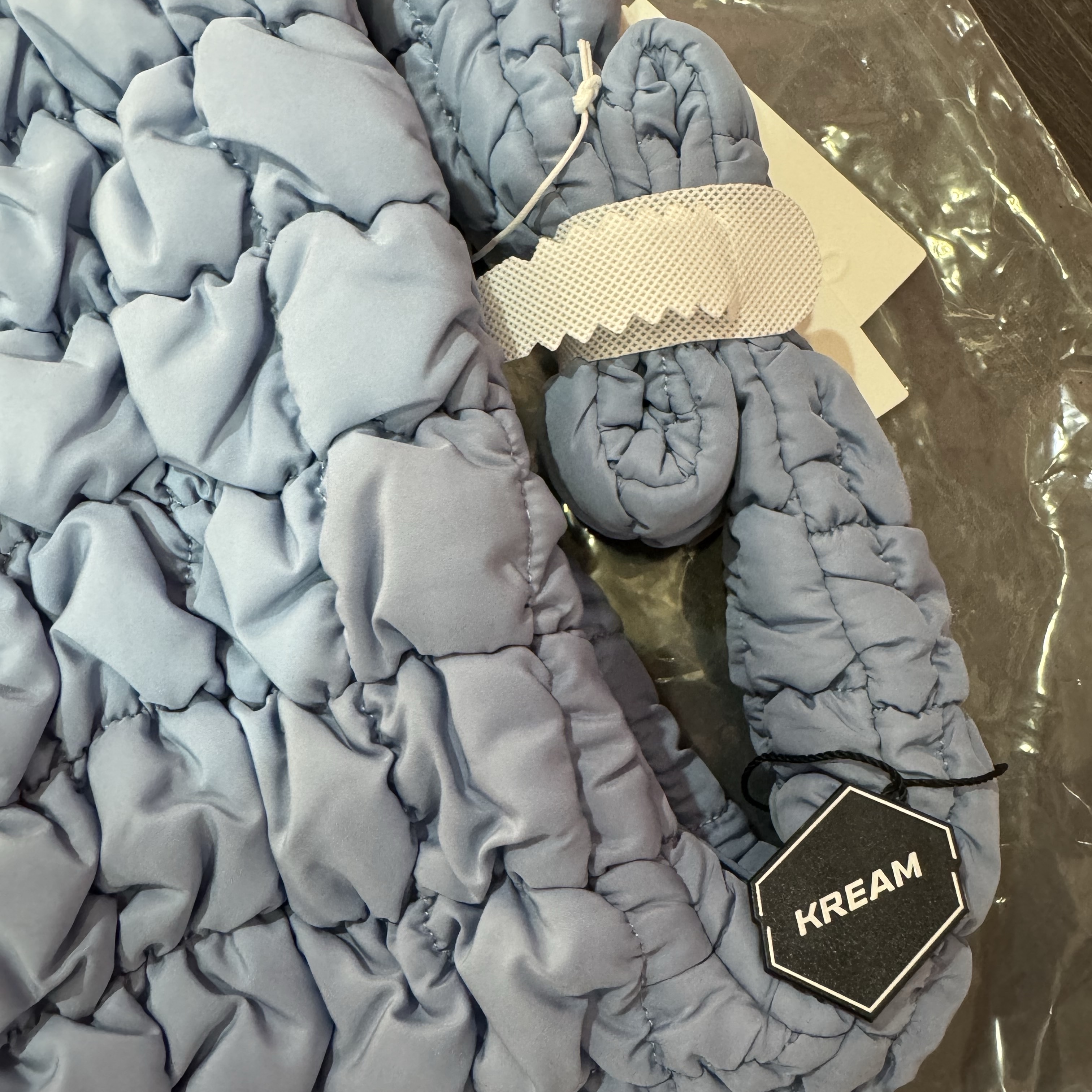 COS Quilted Mini Bag Light Blue 착용 스타일 - 3