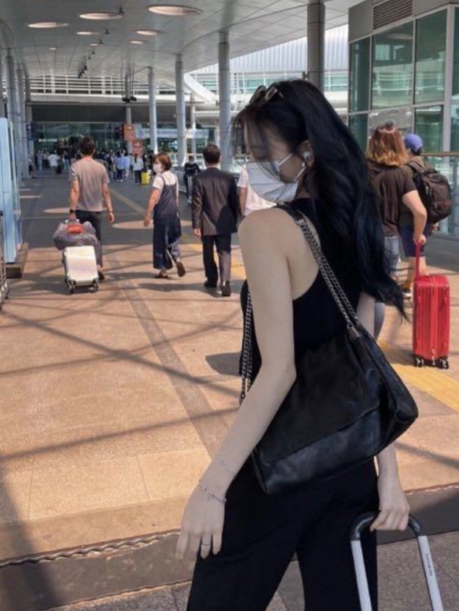 Zara Rock Style Flap Shoulder Bag Black 착용 스타일 - 1