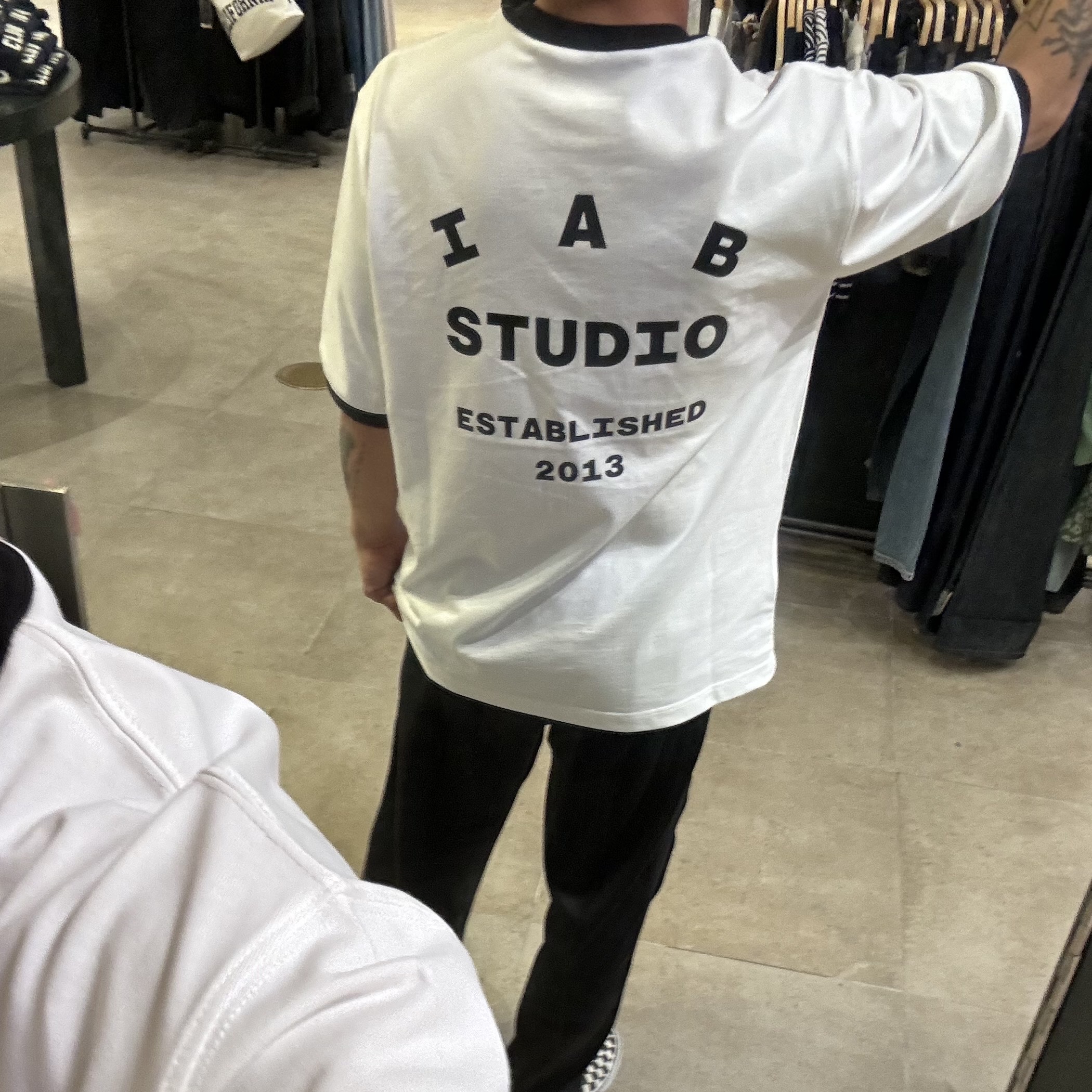 IAB Studio Established T-Shirt White Black, IAB Studio Track Pants Black 착용 스타일 - 2