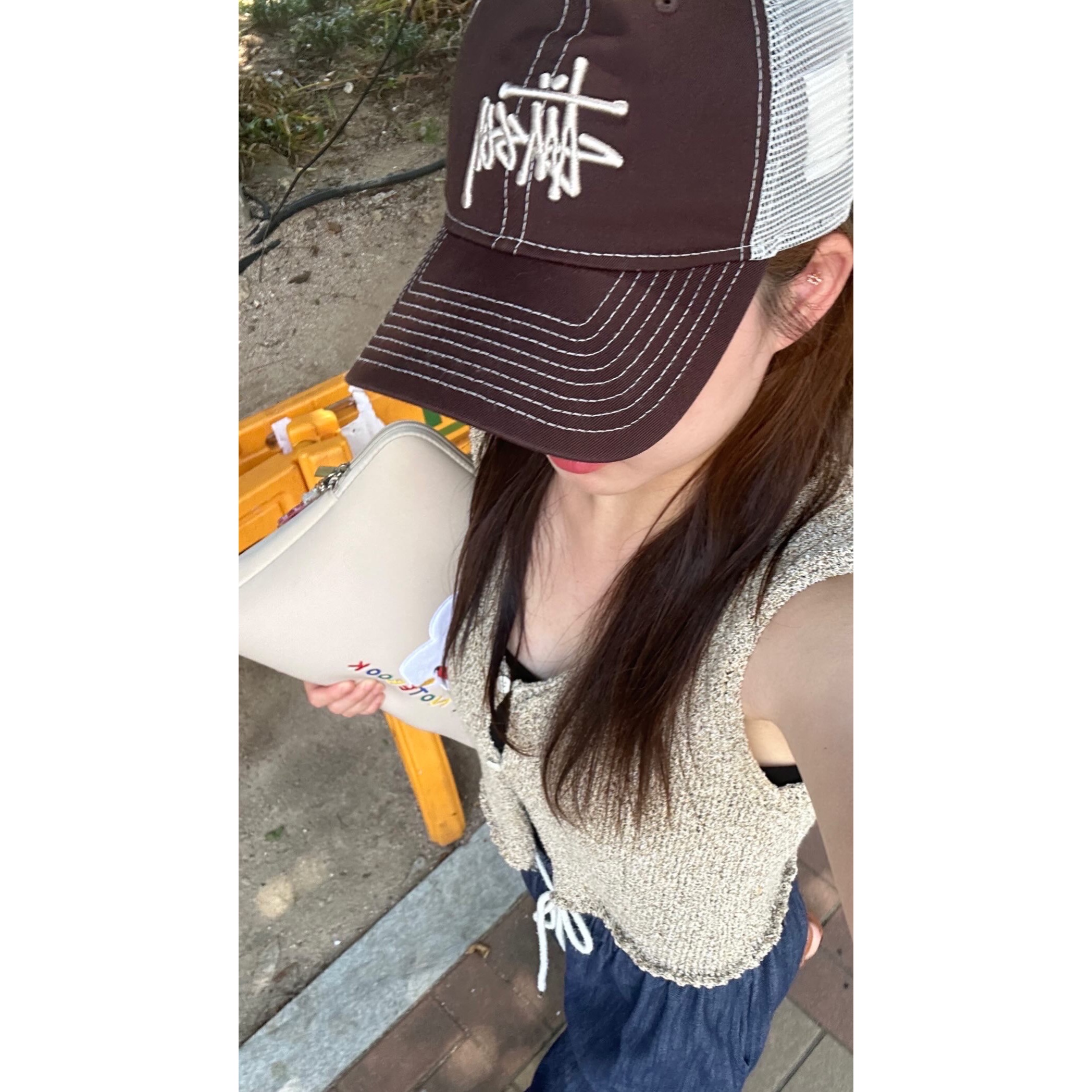 Stussy New Era 9twenty Basic Trucker Brown 착용 스타일